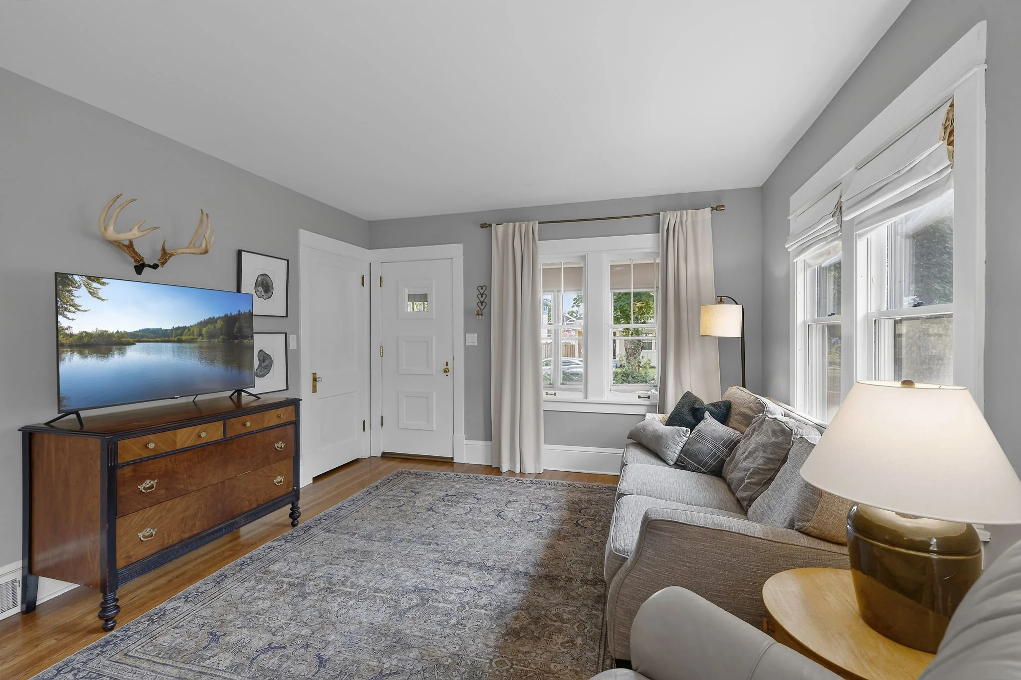 20-web-or-mls-3612 S 39th Ave-171_1.jpg