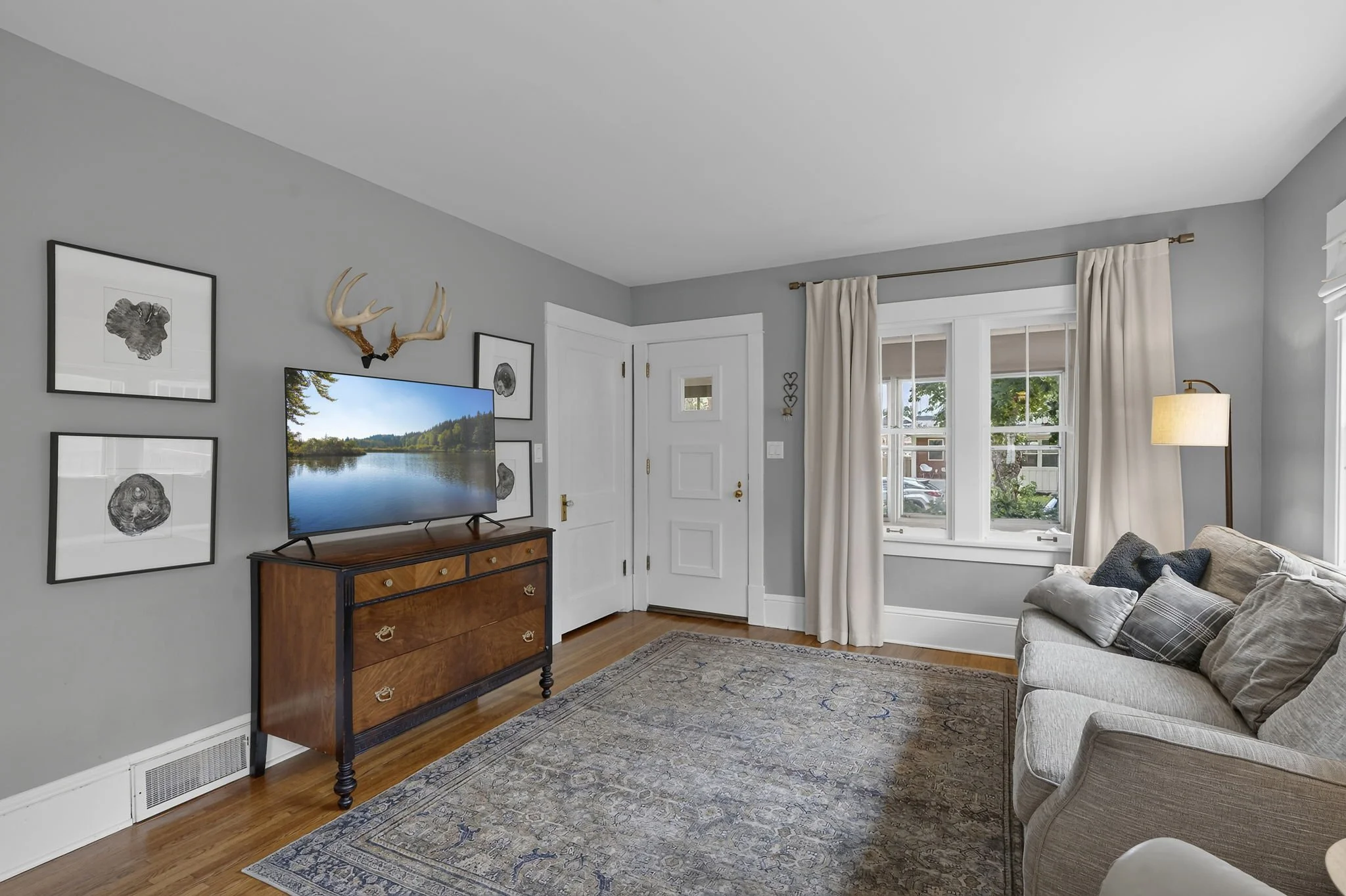 21-web-or-mls-3612 S 39th Ave-176_1.jpg