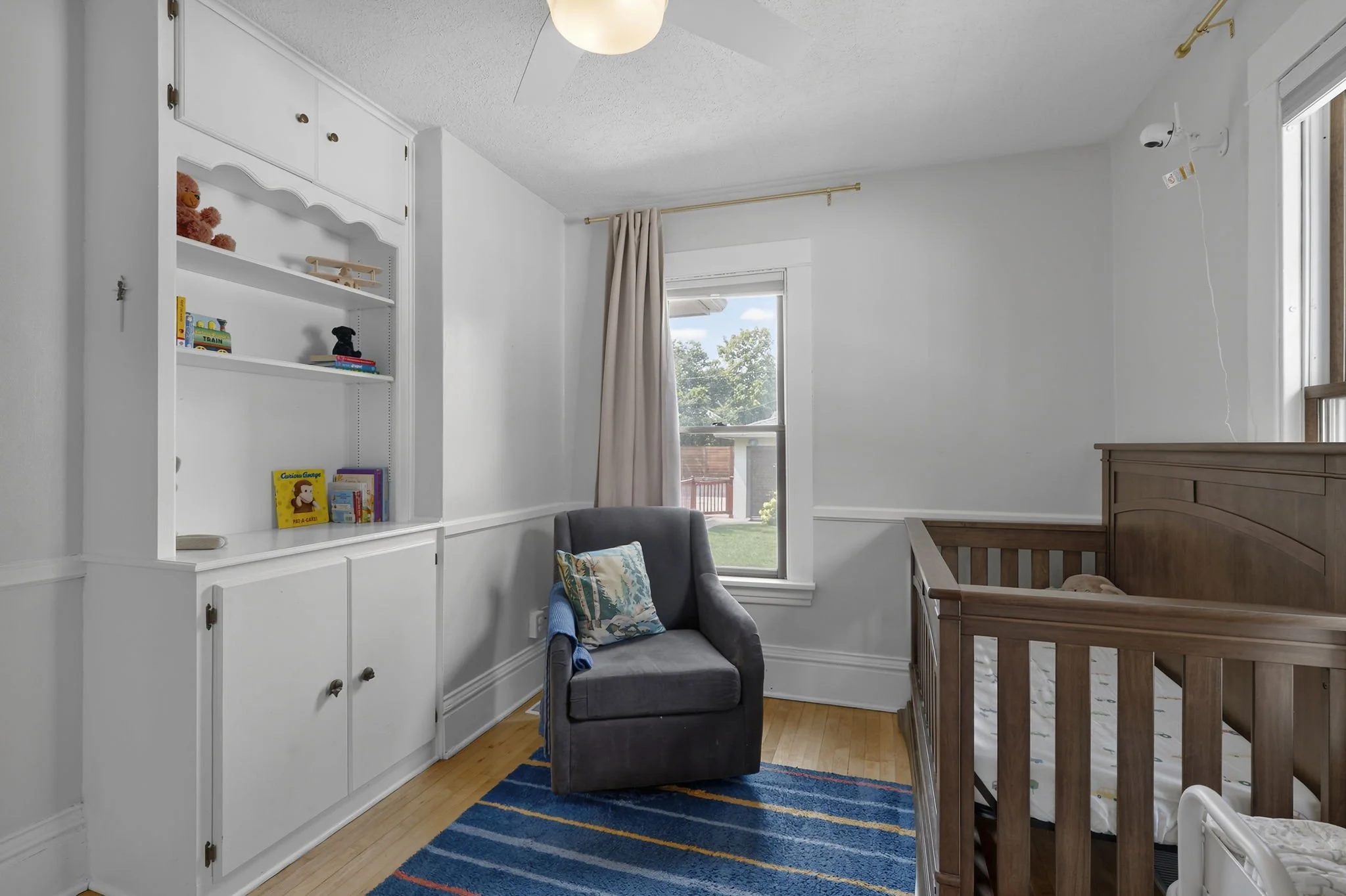 34-web-or-mls-3612 S 39th Ave-201_1.jpg