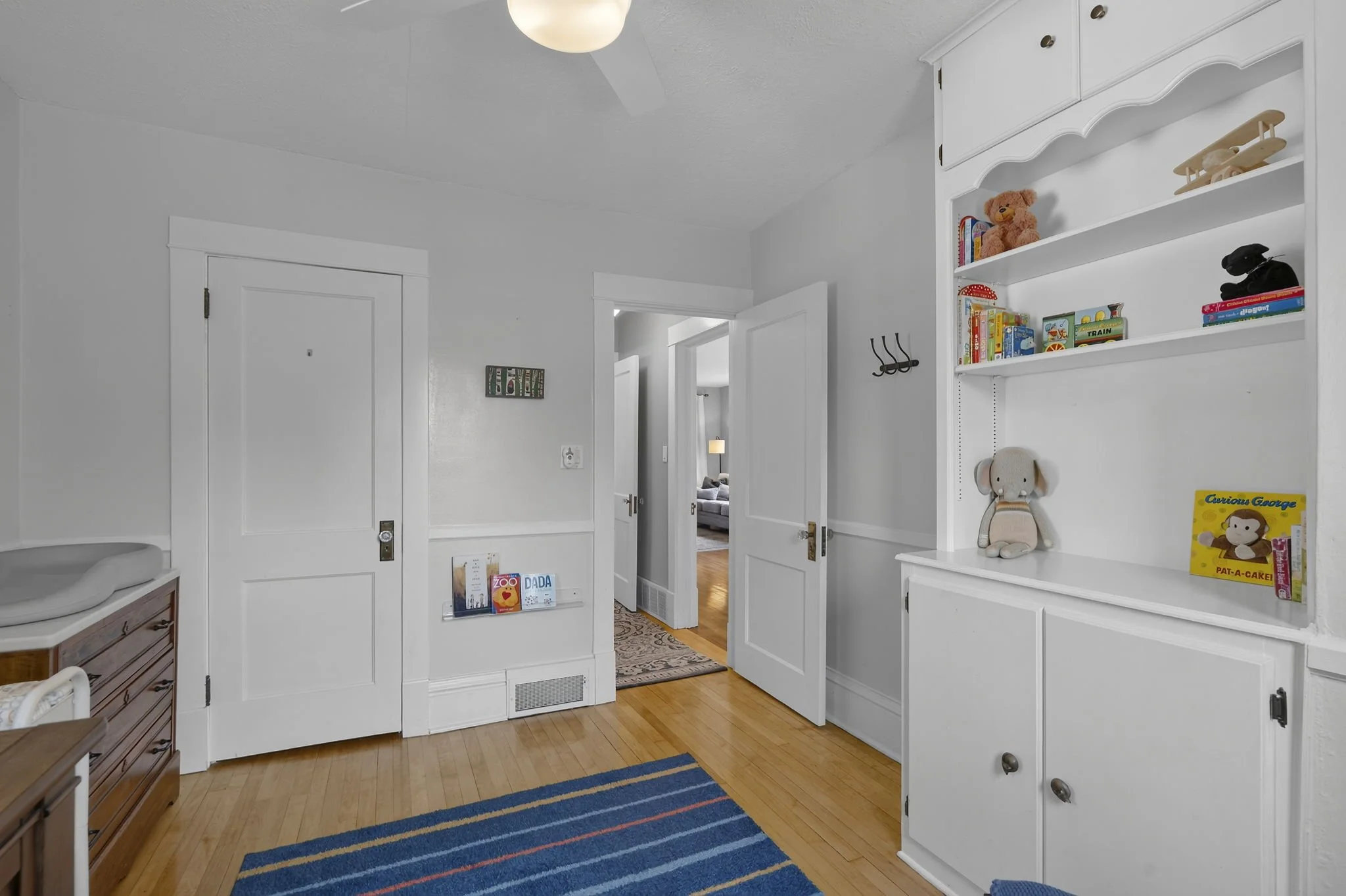 35-web-or-mls-3612 S 39th Ave-206_1.jpg