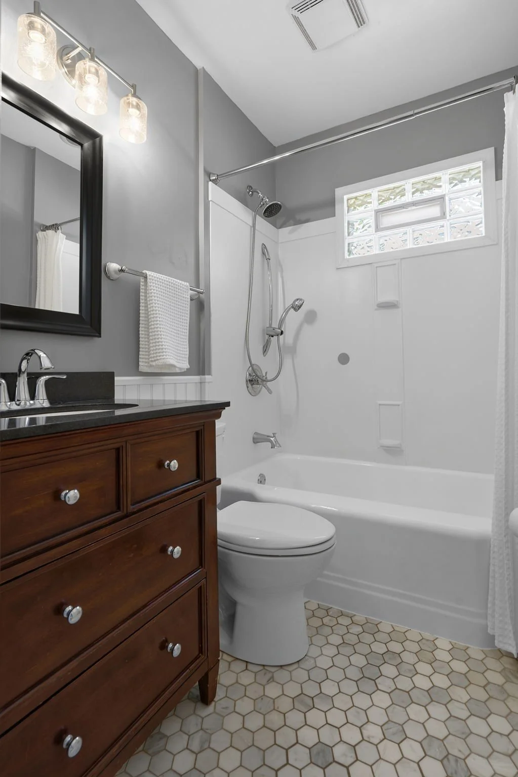 41-web-or-mls-3612 S 39th Ave-236_1.jpg