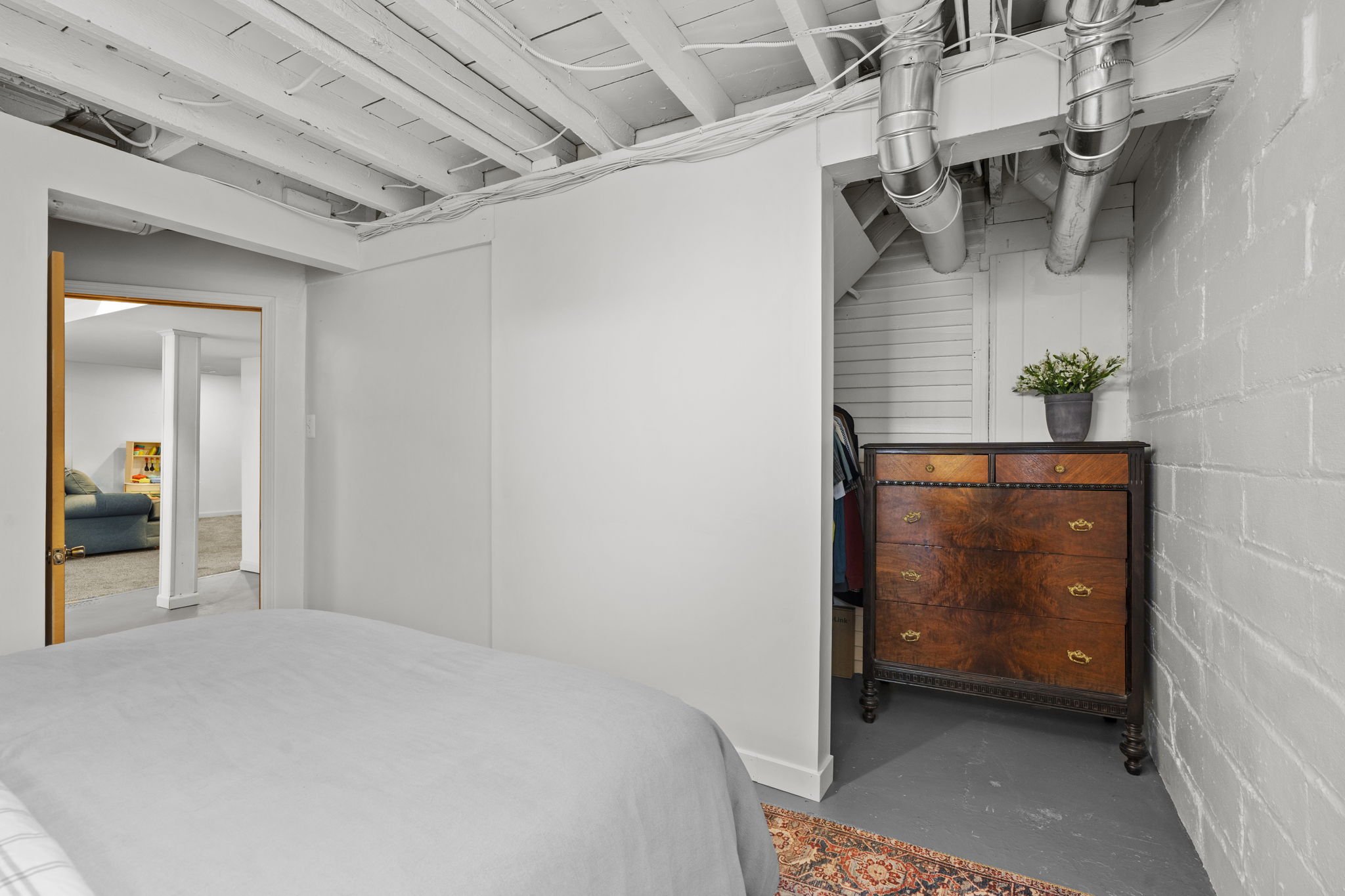 54-web-or-mls-3612 S 39th Ave-303.JPG