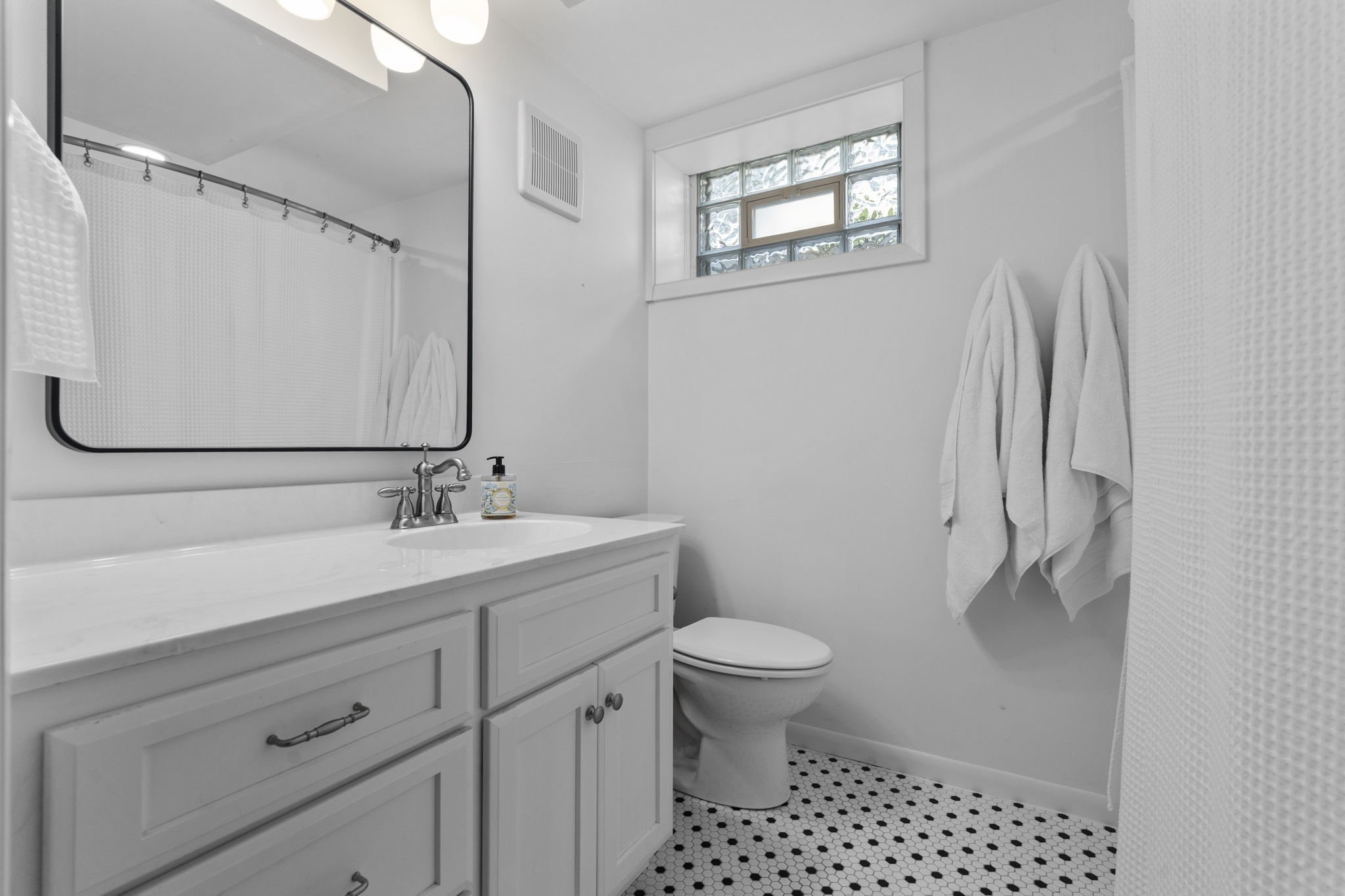 55-web-or-mls-3612 S 39th Ave-348.JPG