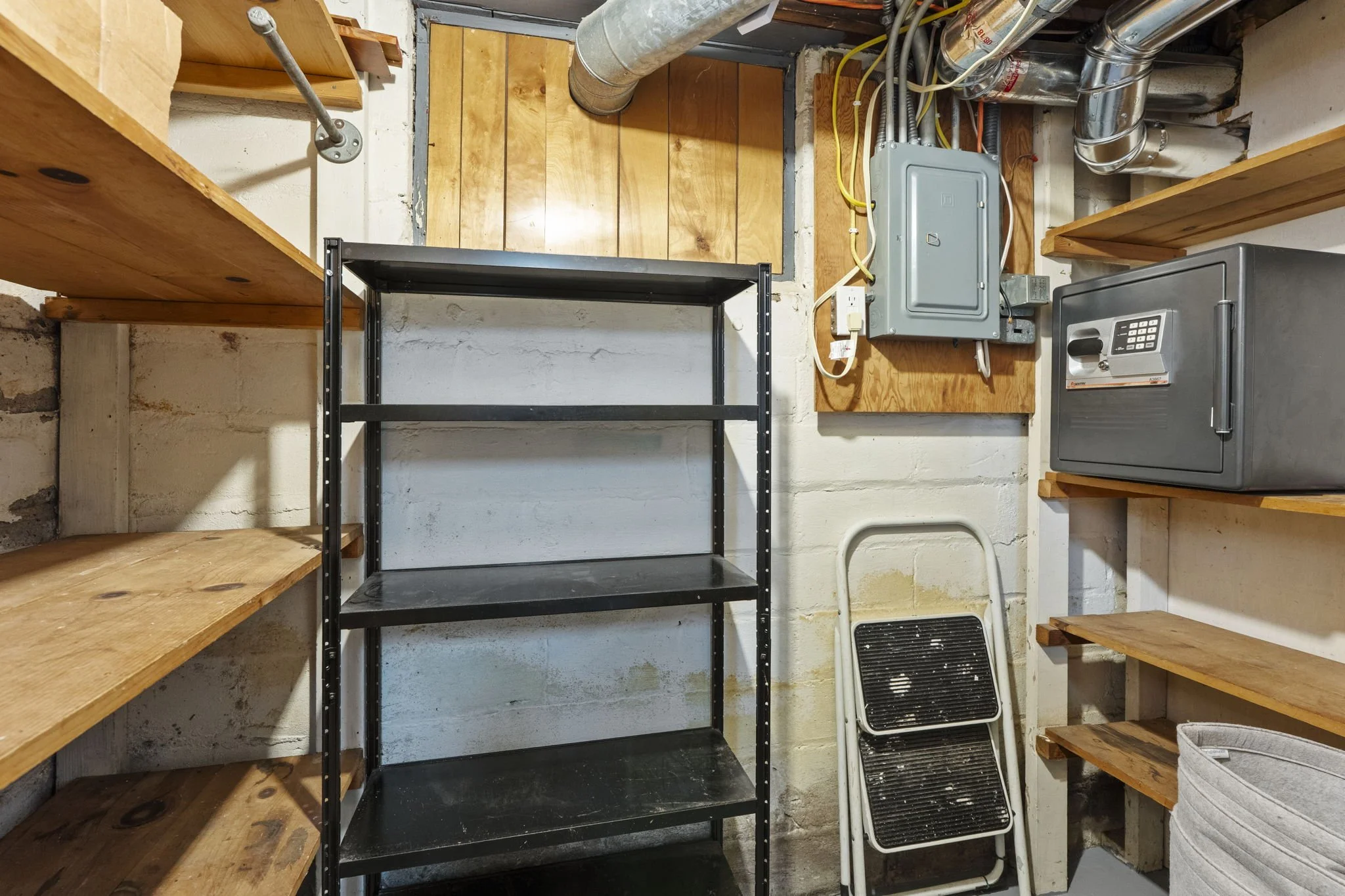 59-web-or-mls-3612 S 39th Ave-368.JPG
