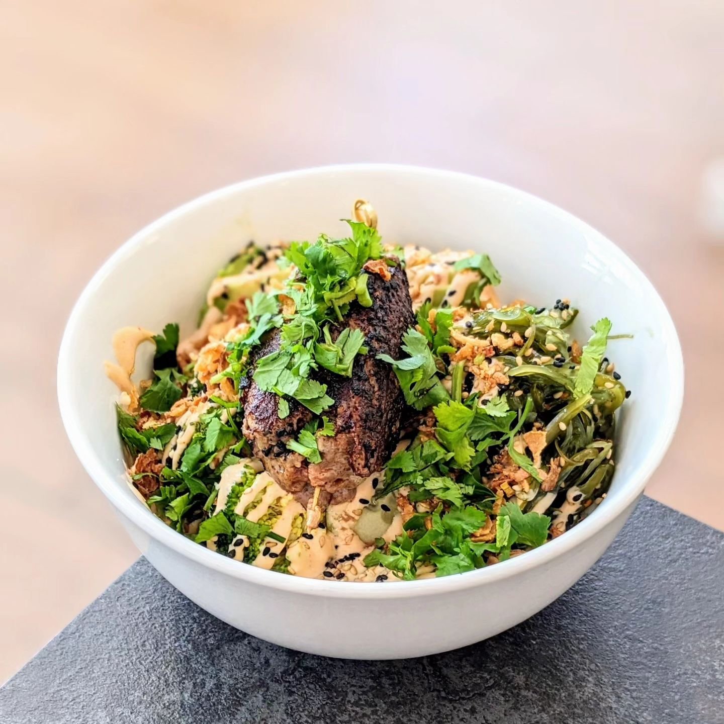 NOUVEAUT&Eacute;!!!
Notre bowl boulette de boeuf &eacute;pices kefta, gingembre et sauce Yakitori, le tout snack&eacute; minute !👌

Parfait avec notre sauce Nikkei ou une Spicy Mayo.

Comme d'habitude: &agrave; vous de choisir les l&eacute;gumes, la