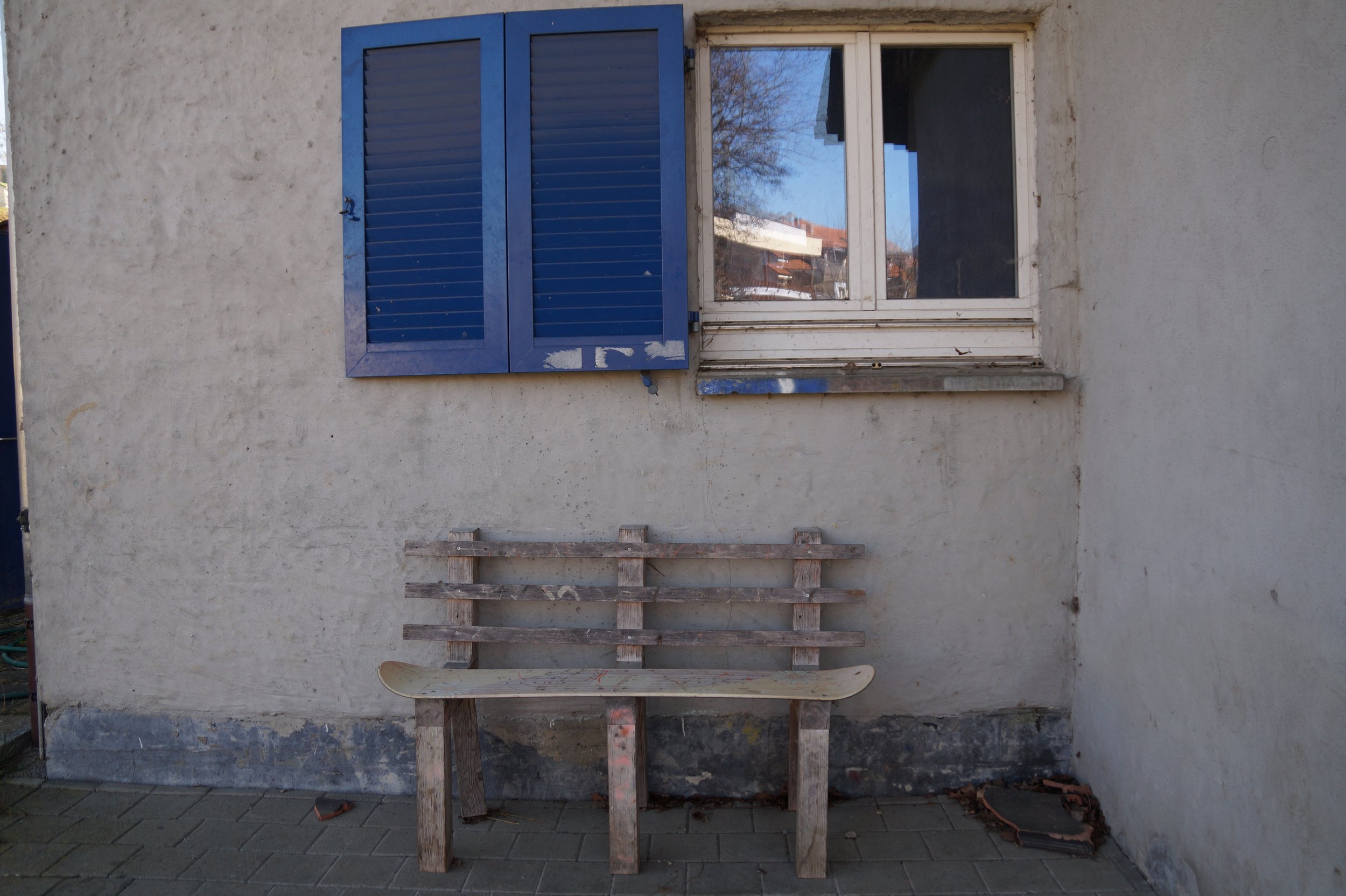  Seit der letzten Renovation sind über 20 Jahre vergangen, das Haus hat dringend einen neuen Anstrich nötig. 