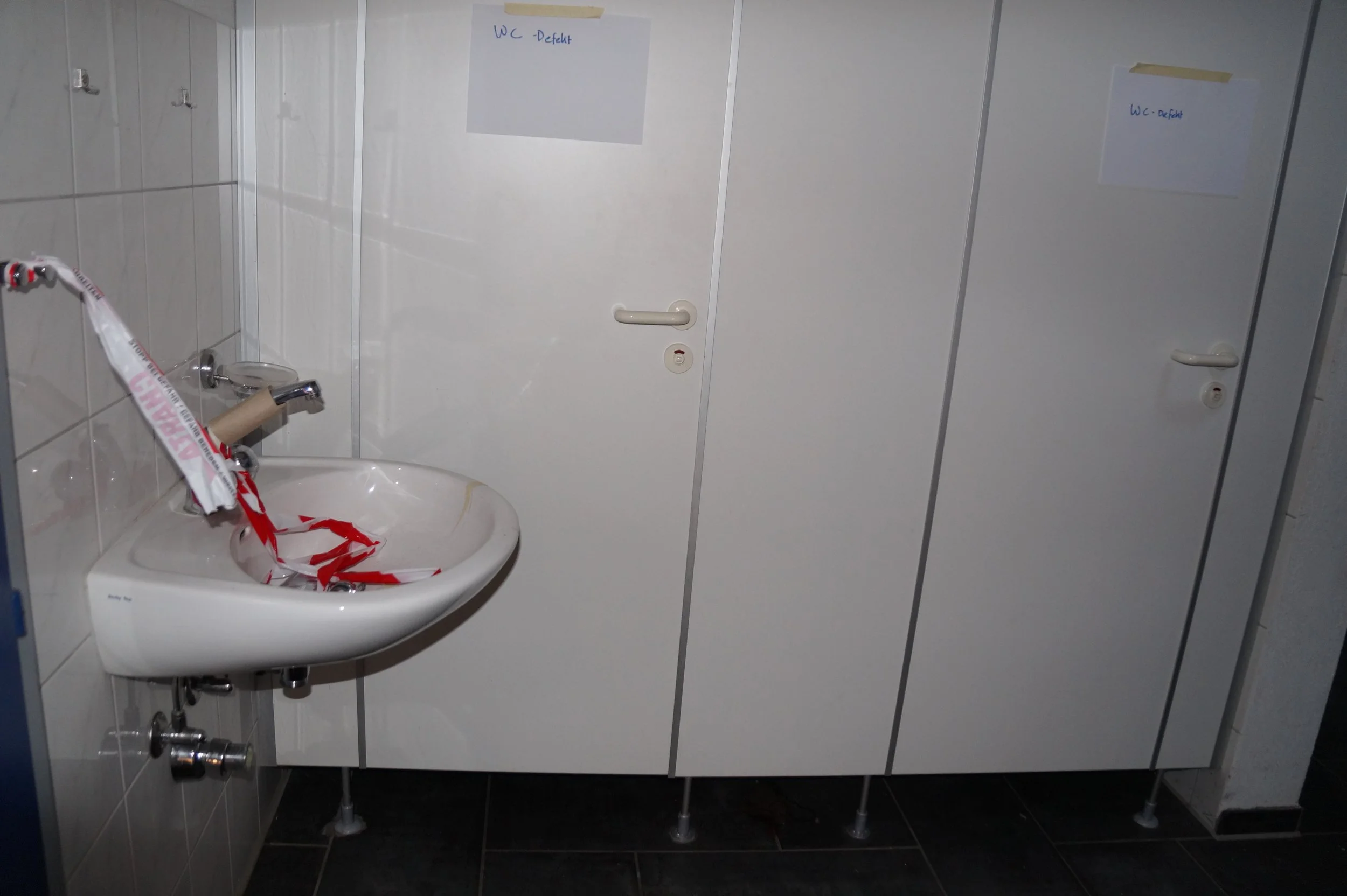  Das Lavabo und die WCs im obersten Stock sind defekt. 