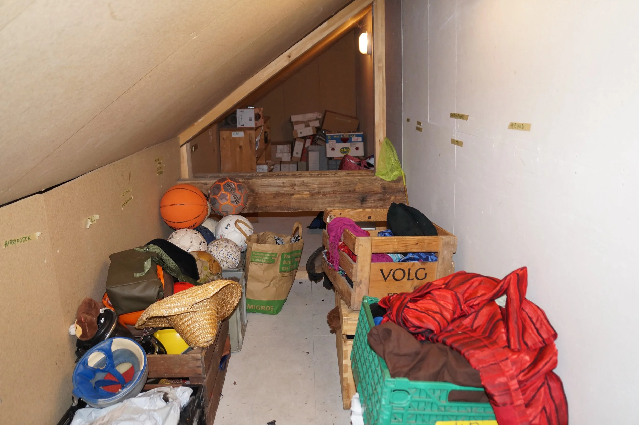  Ein Grossteil unseres Materials lagern wird unter dem nicht isolierten Vordach, indem man nicht aufrecht stehen kann. 