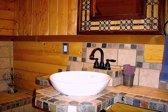 7. upstair bath.JPG