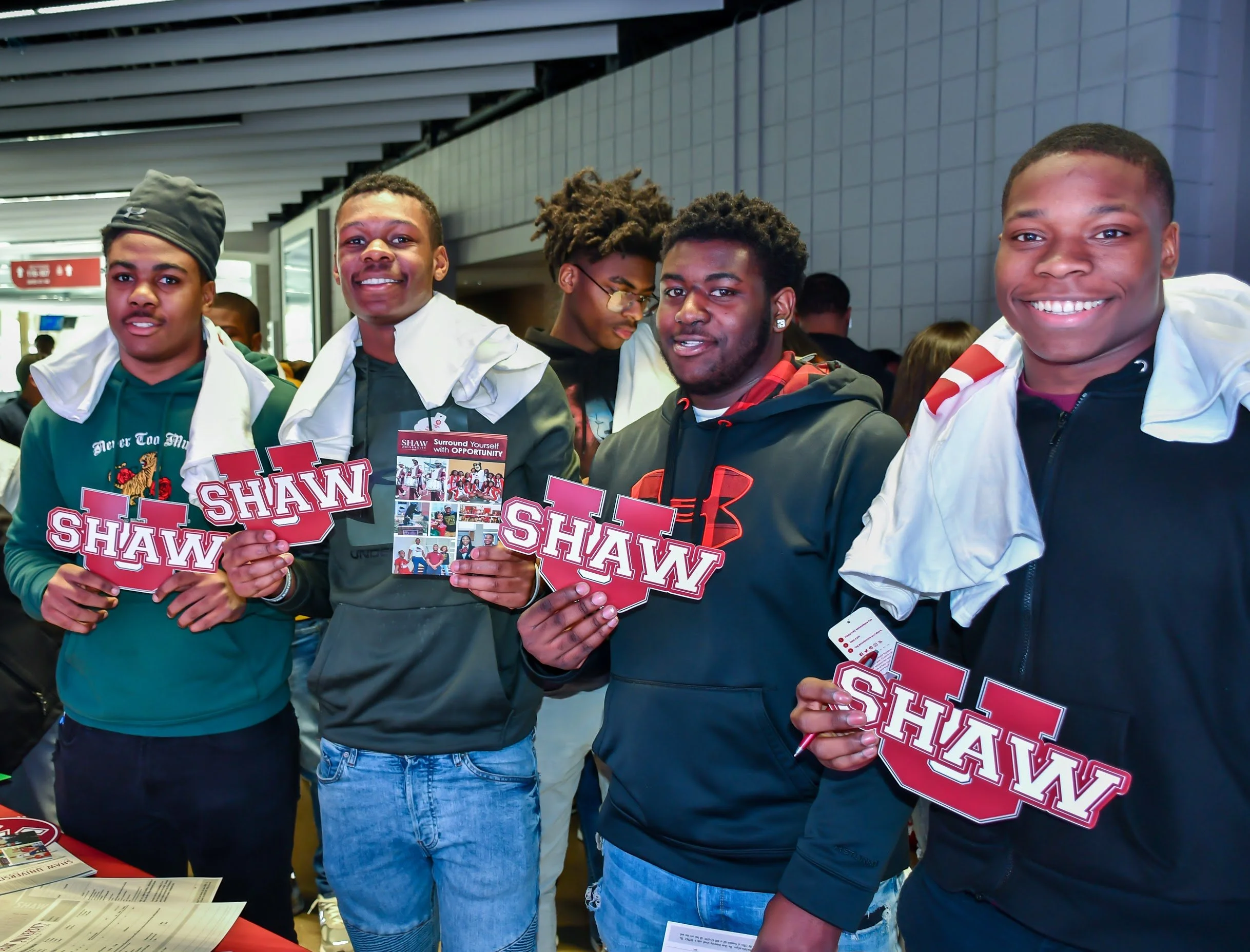 DC 2020 (CAPITAL ONE) - COLLEGE FAIR PHOTO STUDENTS AT SHAW TABLE #2.jpg