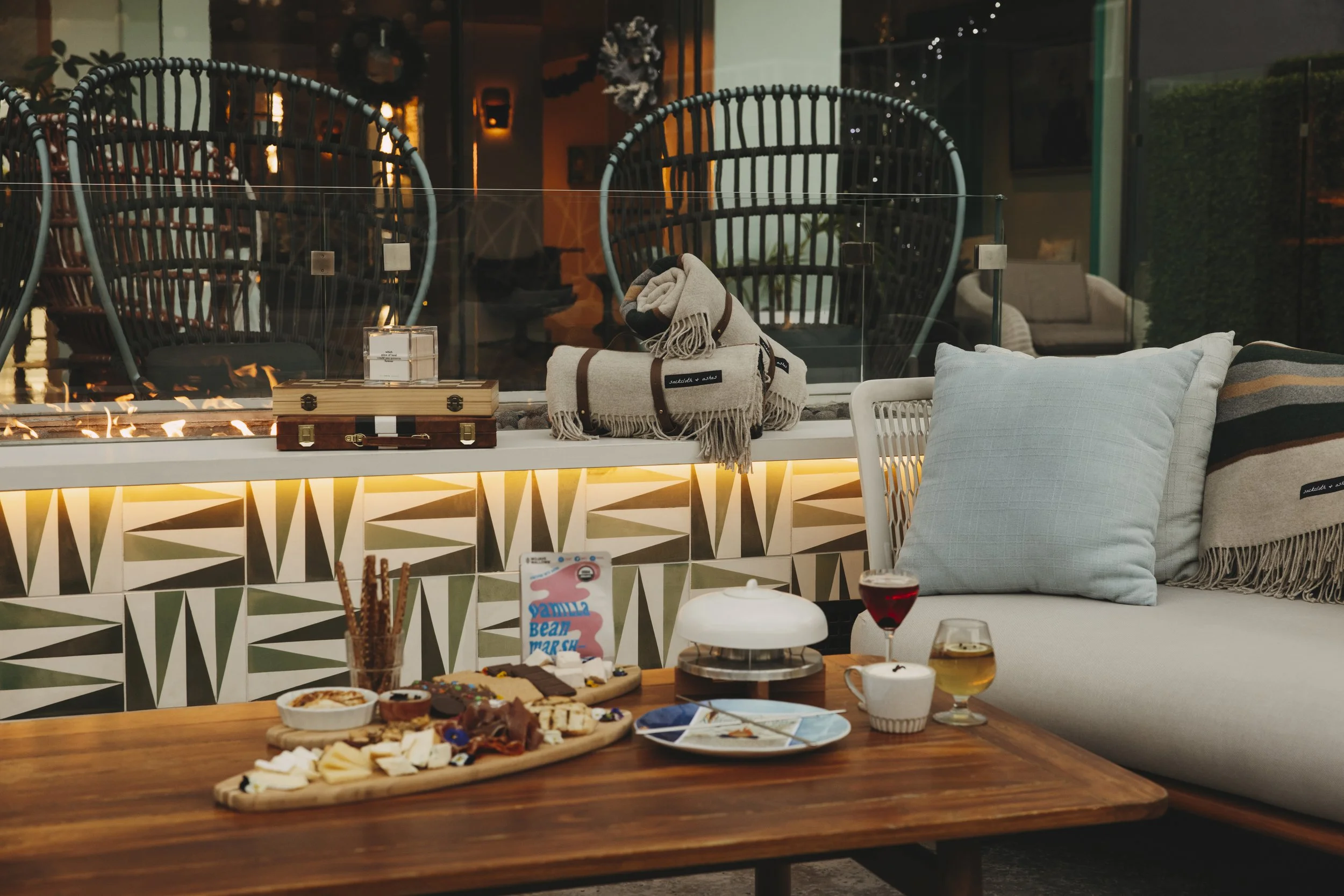 APRES SURF LOUNGE AT VICEROY SANTA MONICA, LA