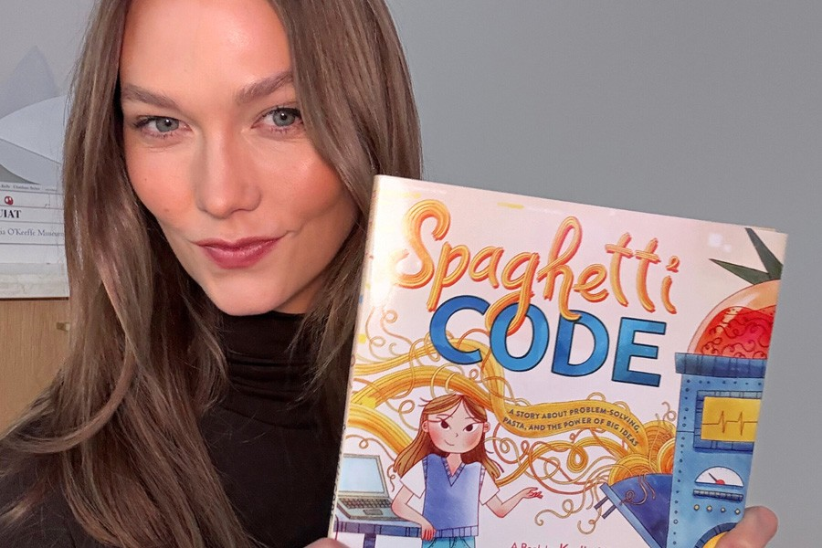 KARLIE KLOSS READING OF SPAGHETTI CODE, LA