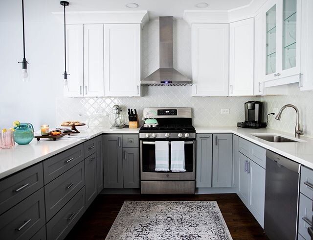 Symmetry at its finest ✨ .
.
.
#interiors #interiordecor #interiordecorating #homedecor #homedecorating  #rynewilsoninteriors #chicagointeriors #kitchendesign #kitchenrenovation #kitchenremodel #kitchen