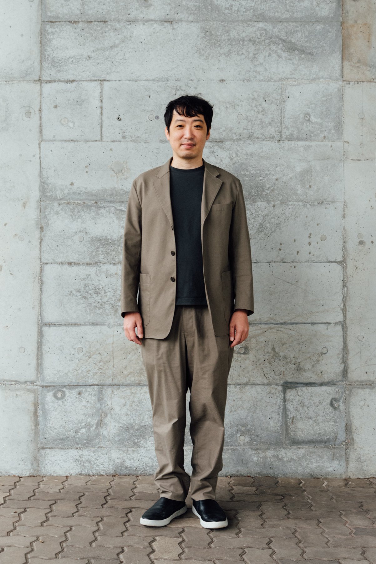  Suit: 40% POLYESTER 37% COMPOSITE FIBER 23% LINEN  “I bought this suit to wear at my new job. I liked the style when I wore it for the price, but the material was cheap and in the end I didn't like it."    スーツ： ポリエステル　40% 複合繊維　37% 麻　23%  「新しい職場で着ようと