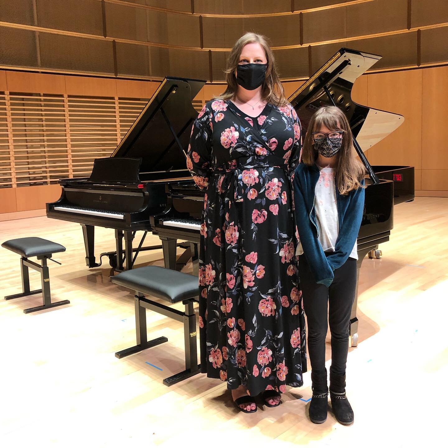 When a student comes to your piano recital 🥰 So sweet! Thank you for coming, Lily! 🎶💗🎹 
&mdash;&mdash;
#piano&nbsp;#pianolife #pianogram #instapianist #pianoplaying #pianogram #classicalpiano&nbsp;#classicalpianist #instaclassical #musiciansofins