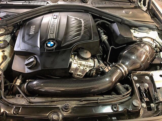 M135i N55
- Eventuri carbon air intake system

Demonstrate the perfect balance between allowing for unrestricted airflow to the Venturi housing and cold air saturation with the scoop and new sealed duct combination. The new sealed duct and heat shiel