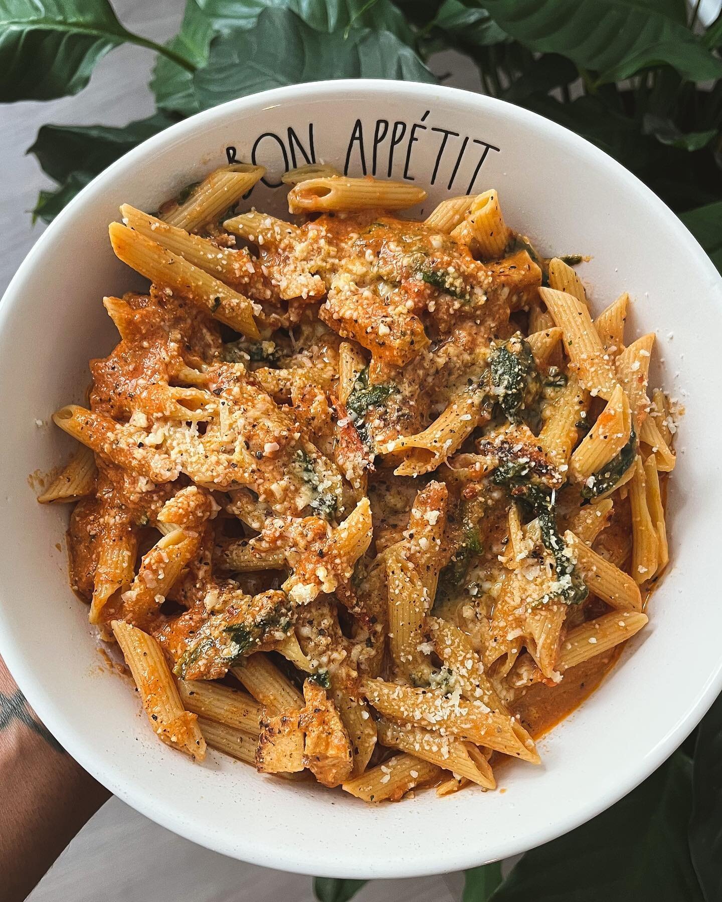 high protein pasta:

- @eatbanza penne pasta
- grilled chicken (seasoned w/ @savorspiceco spicy garlic + herb salt)
- saut&eacute;ed spinach
- spicy vodka sauce (recipe on my page from 9/2021)
- topped w/ grated parmesan + fresh cracked pepper

#prot