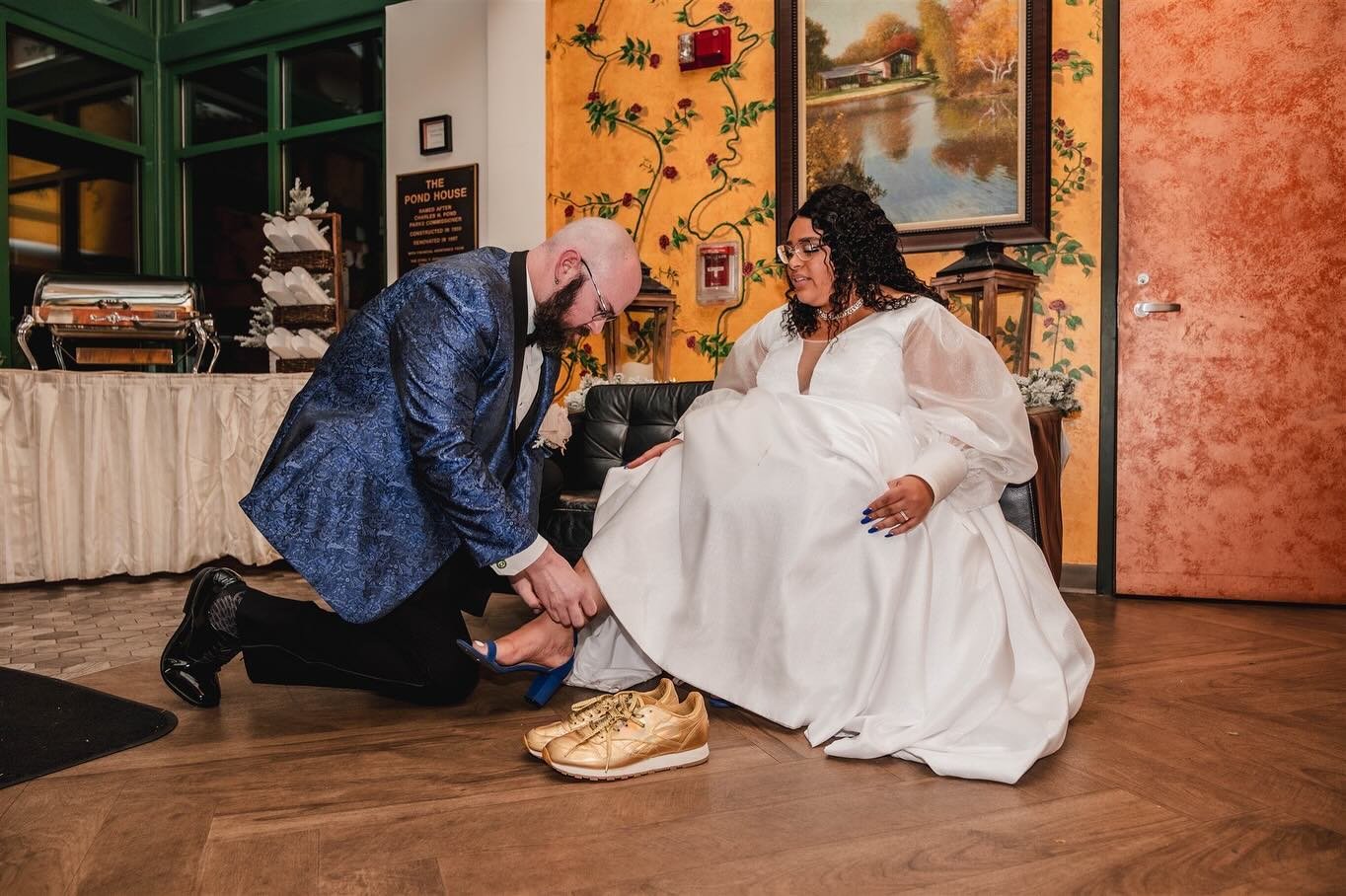 Having your partner help you change into your Wonder Woman sneakers to dance the rest of the night away &gt;&gt;&gt;&gt;

Peep the cuff links too 👏

Hotel @avonoldfarmshotel 
Venue @pondhouseweddings @pondhousecafe 
DJ @powerstationevents_weddings @