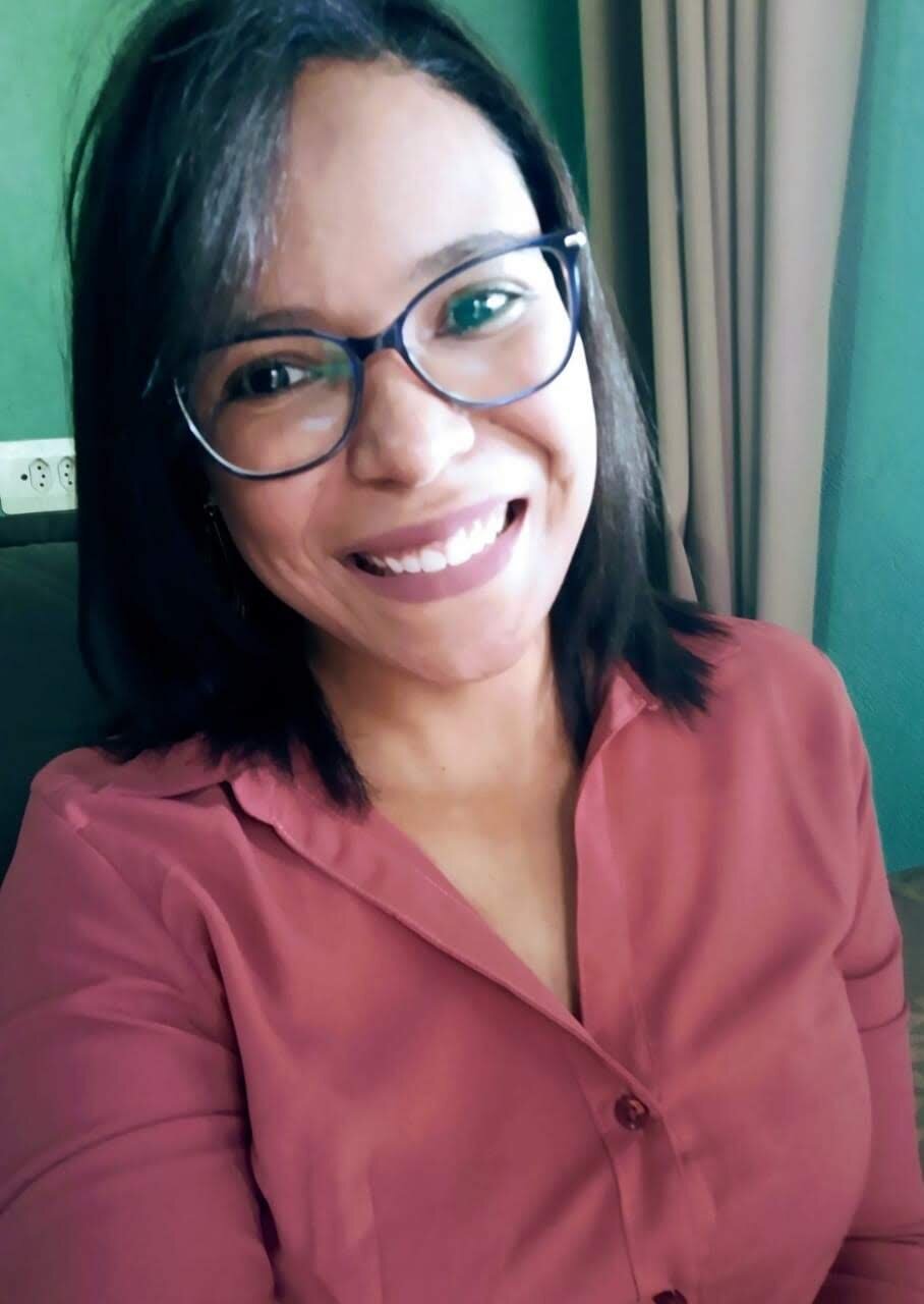 Simone Santos, Analista Financeiro