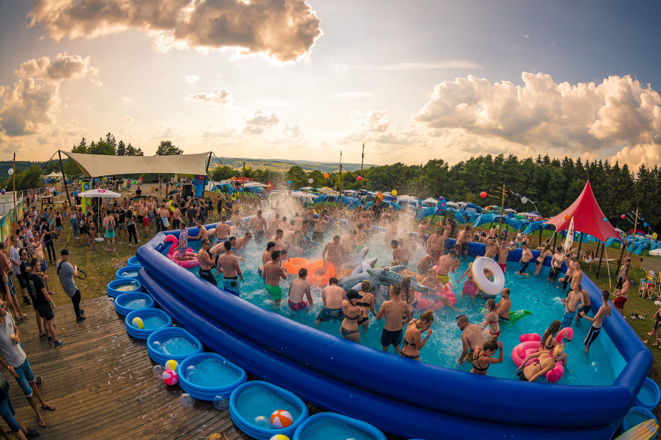 concept-outdoorpoolparty3.jpg