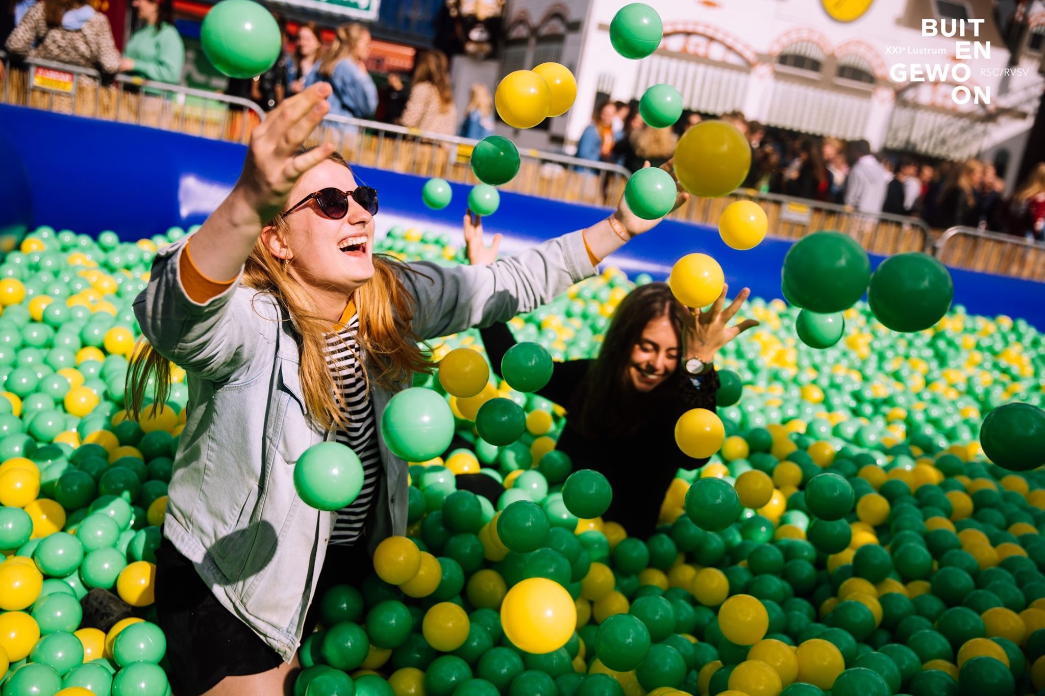 zwembar met ballenbak ballen.JPG