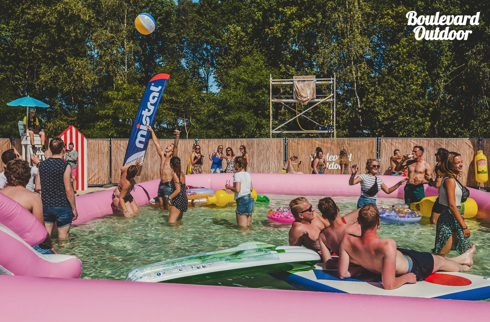 chillen roze zwembad.jpeg