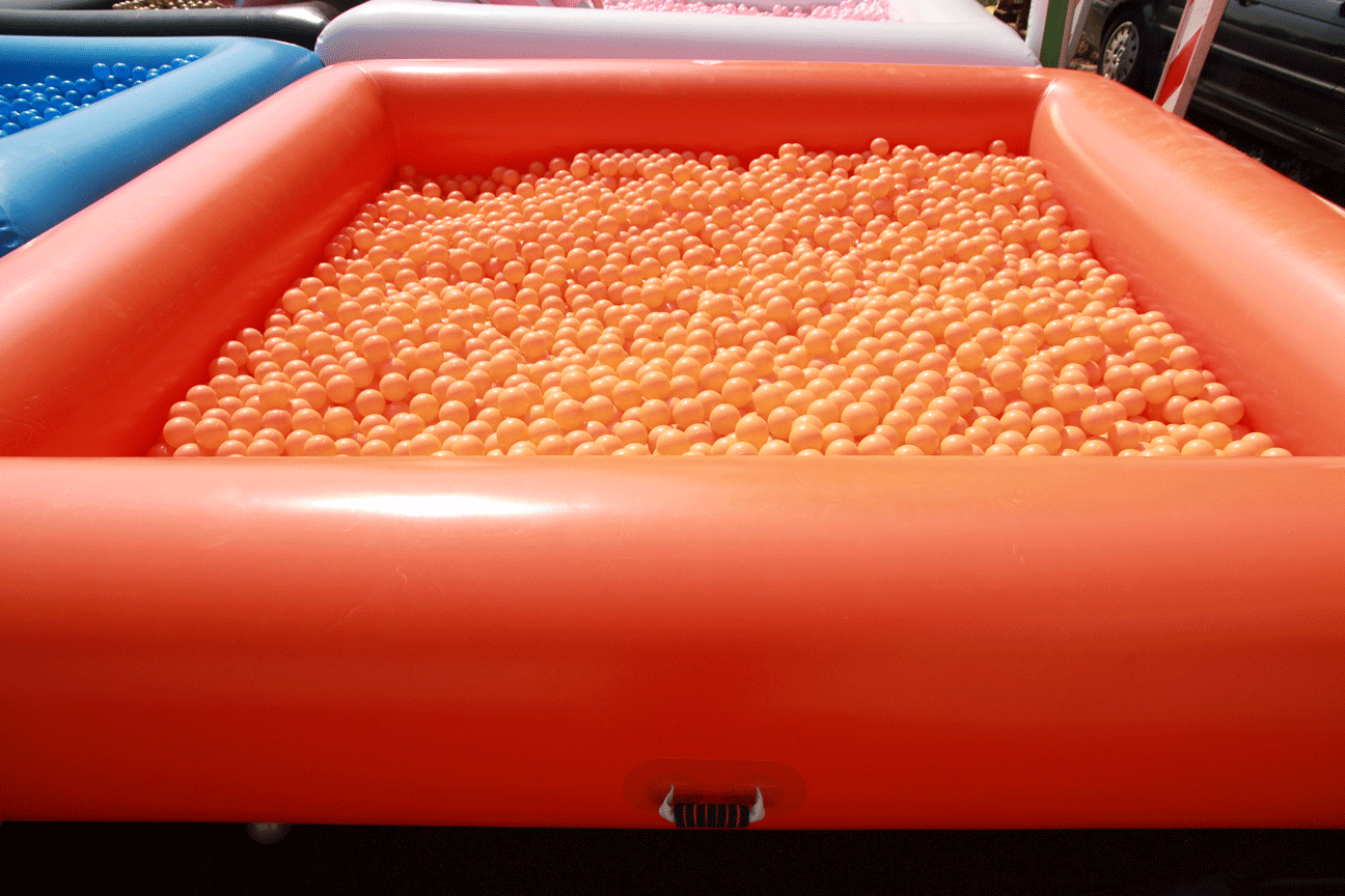 koningsdag-ballenbak-huren-Oranje-ballenbad-ballen-.jpg
