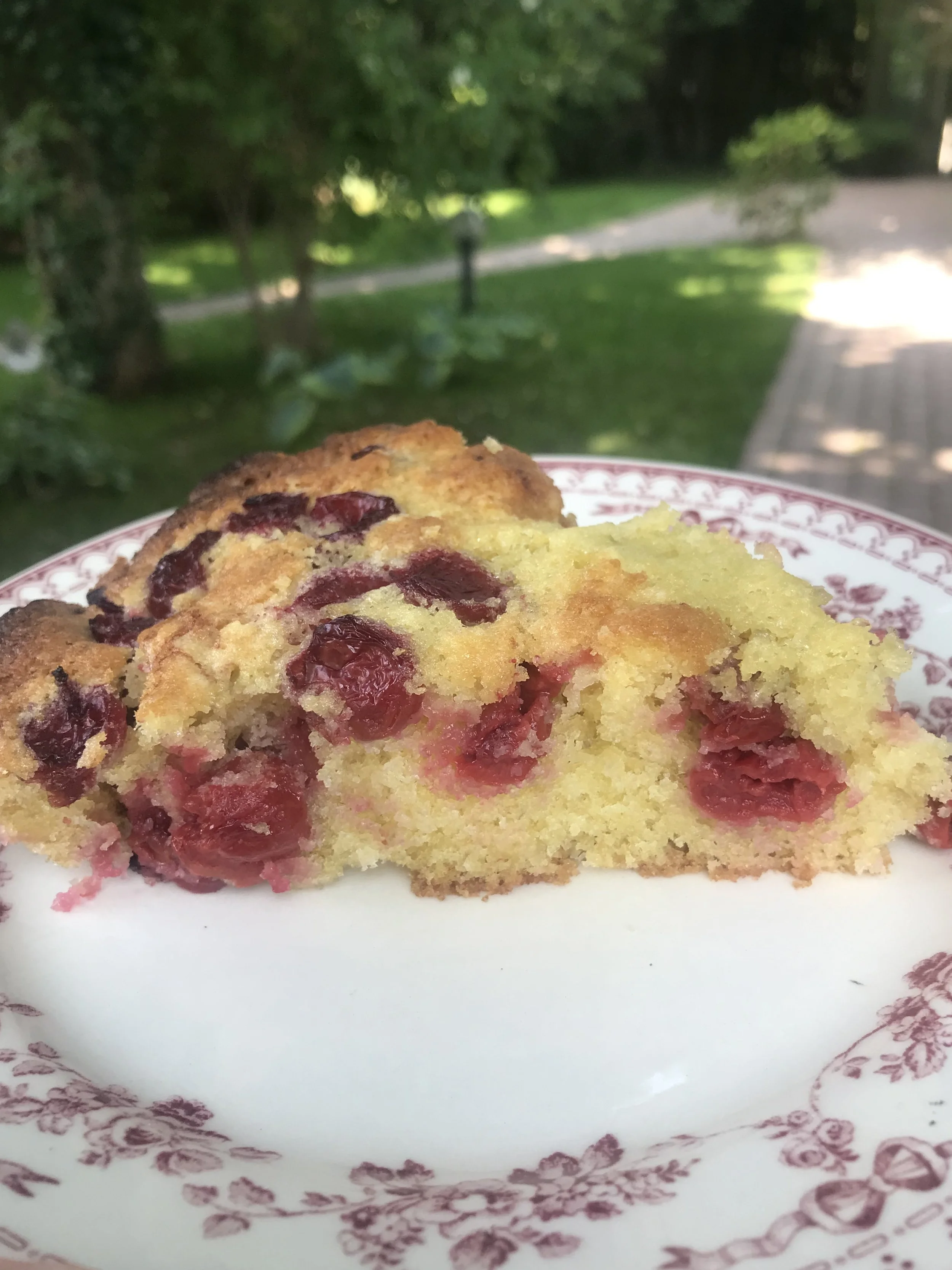 Бабин пирог с вишни (универсална рецепта за плодов сладкиш)