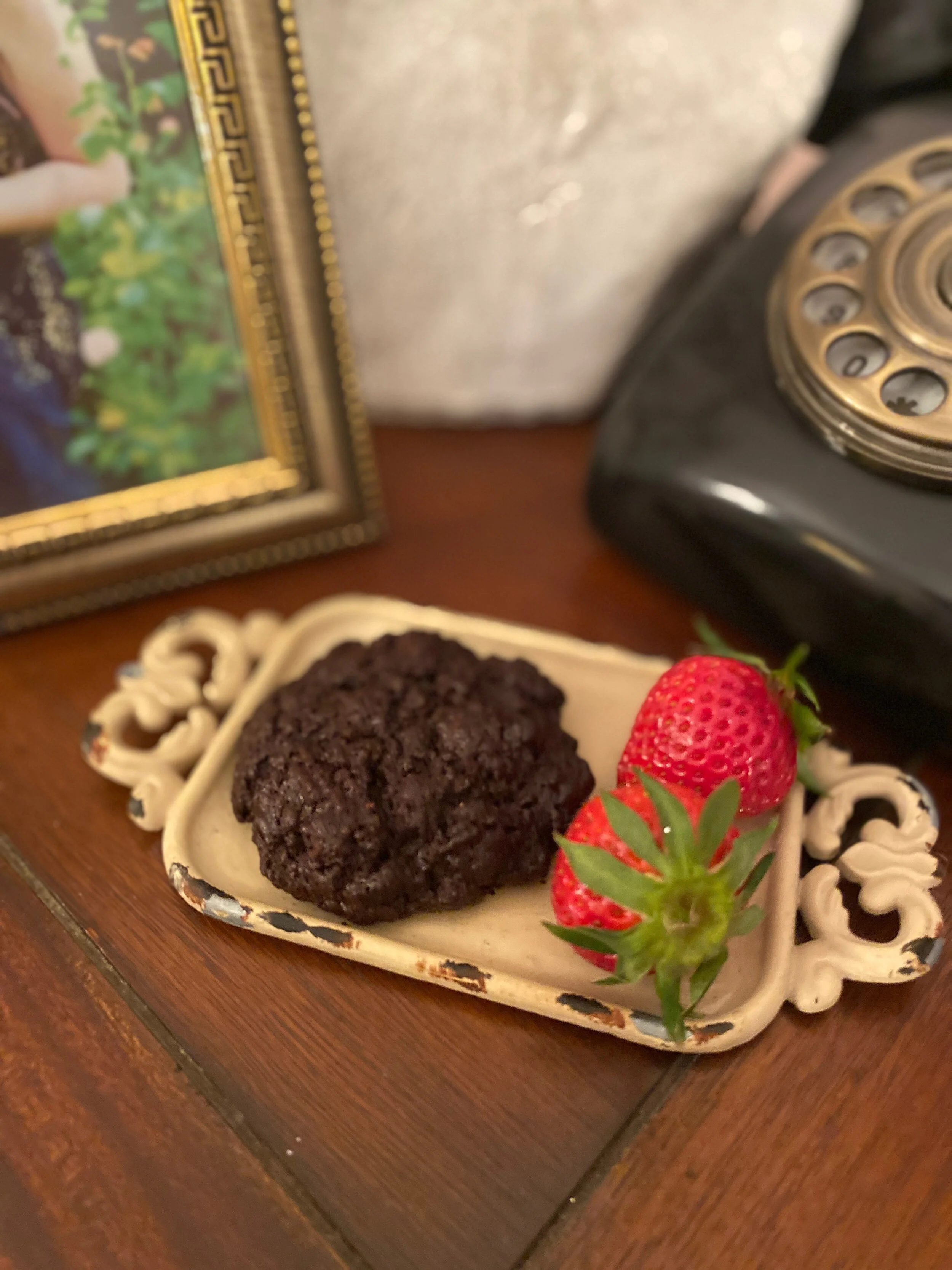 Двойношоколадови хрупкави бисквитки от стар ръжен хляб