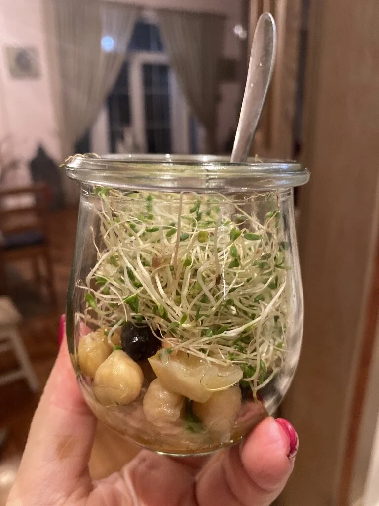 Салата с нахут, маслини и сирене