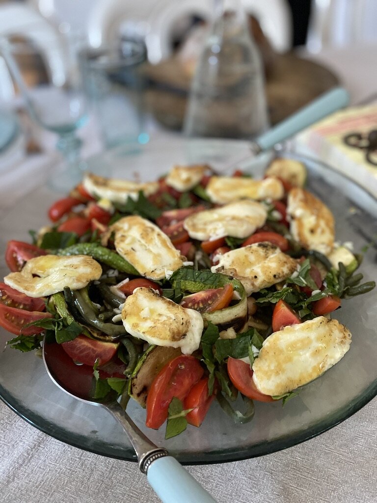 Салата с печено сирене, тиквички, нахут и зелен боб