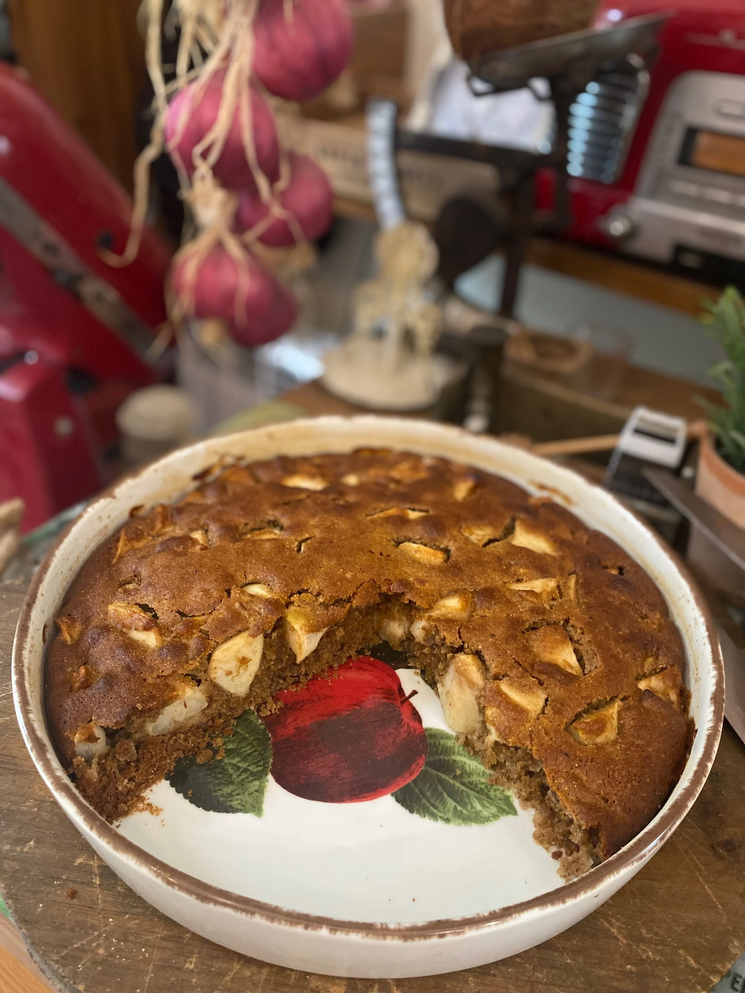 Печени ябълки и орехи под ръжено-медено одеалце