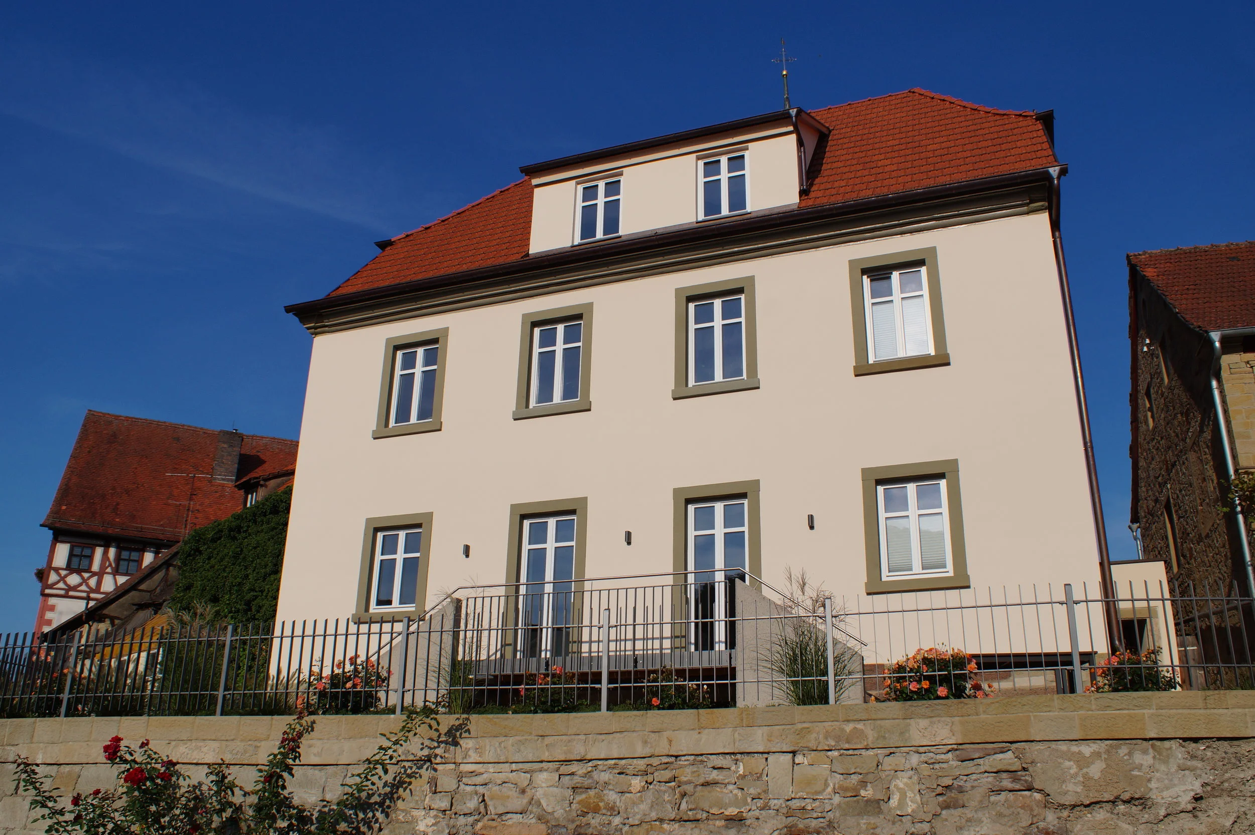 Die Sonnenseite mit Terrasse