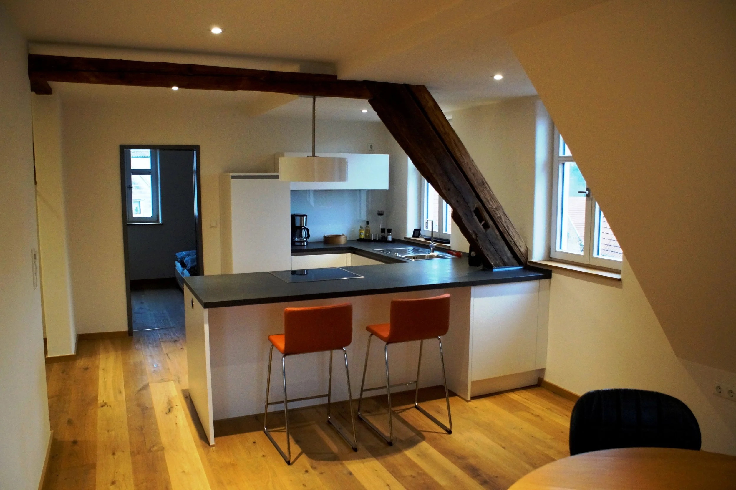 Offener und heller Koch-Essbereich im DG