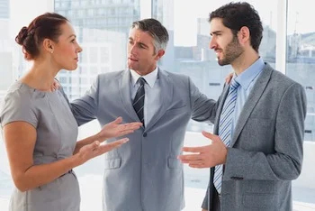 Mediator helping divorcing couple to agree on the divorce terms