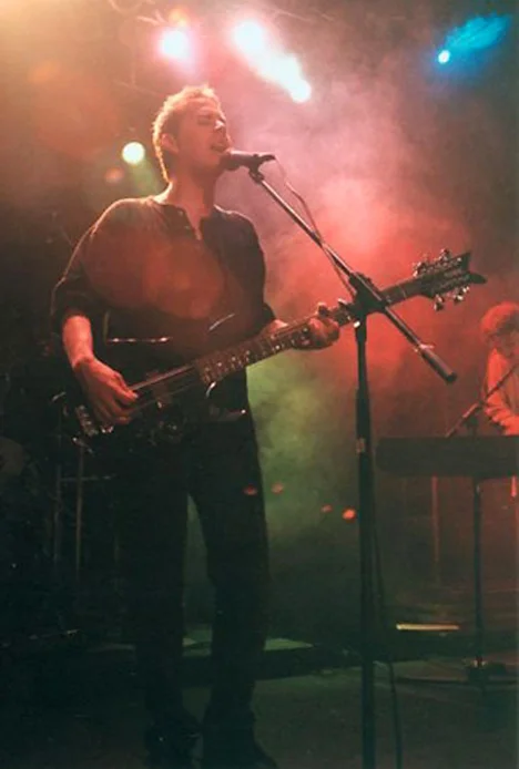 Richard Savoie on stage with Éonz