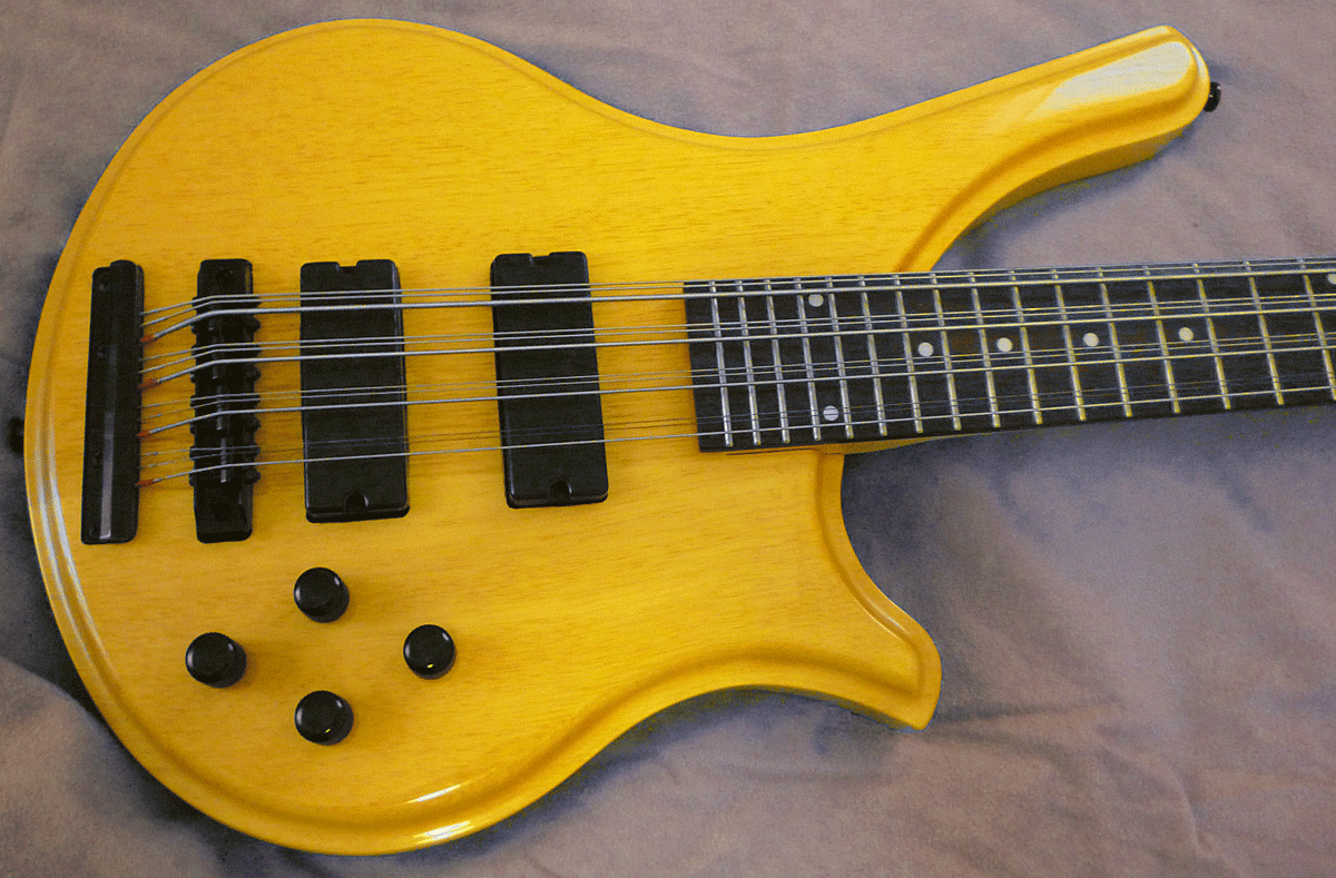 One production run (Type 2) included dot inlays instead of the bat-wing style inlays. These have only been seen on basses in the Natural finish.