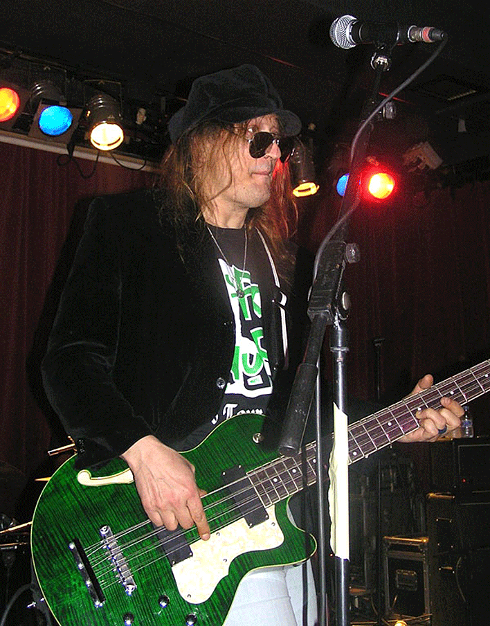 Chip Z’Nuff on stage with a Waterstone 12-string bass.
