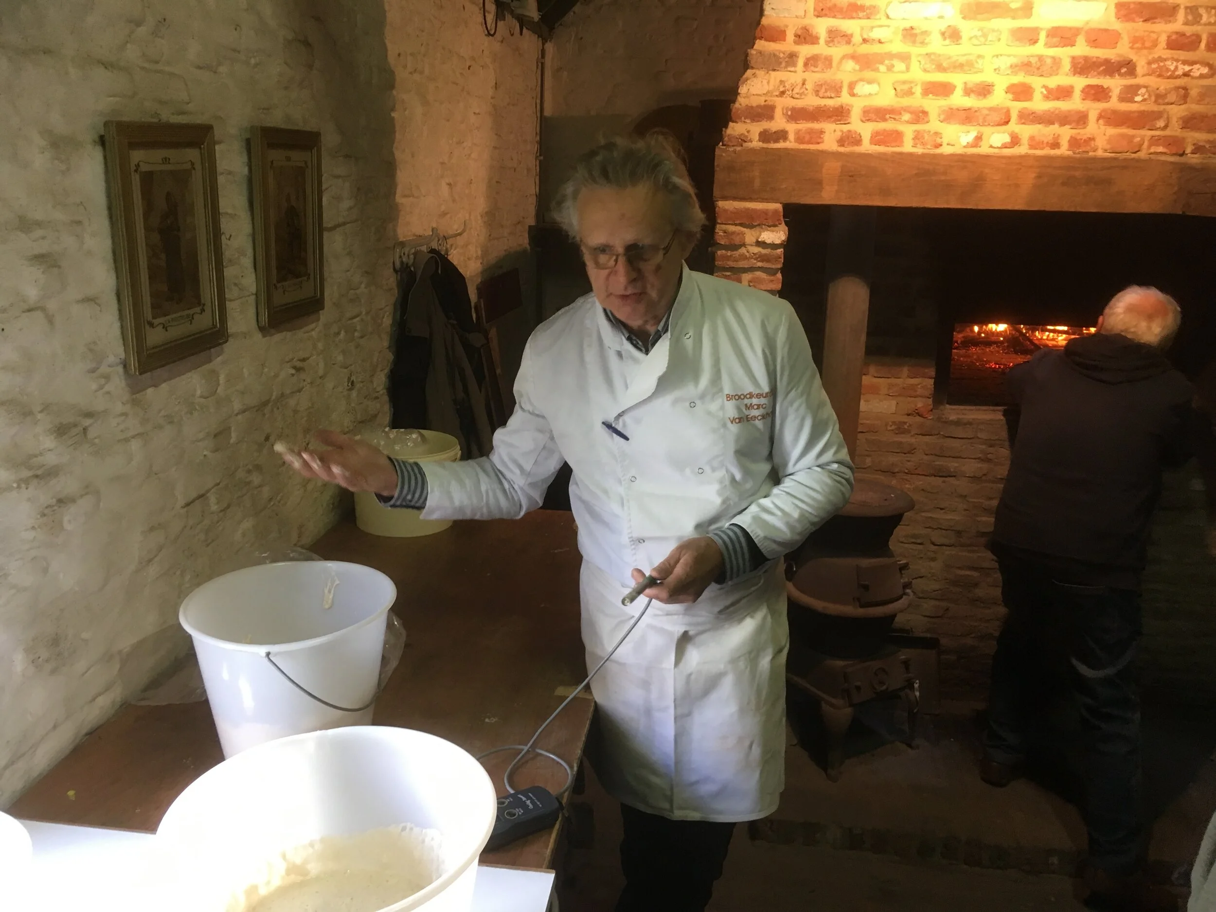 Marc van Eeckhoudt bij het stellen van de opdracht. In de achtergrond stookt Hugo de oven.