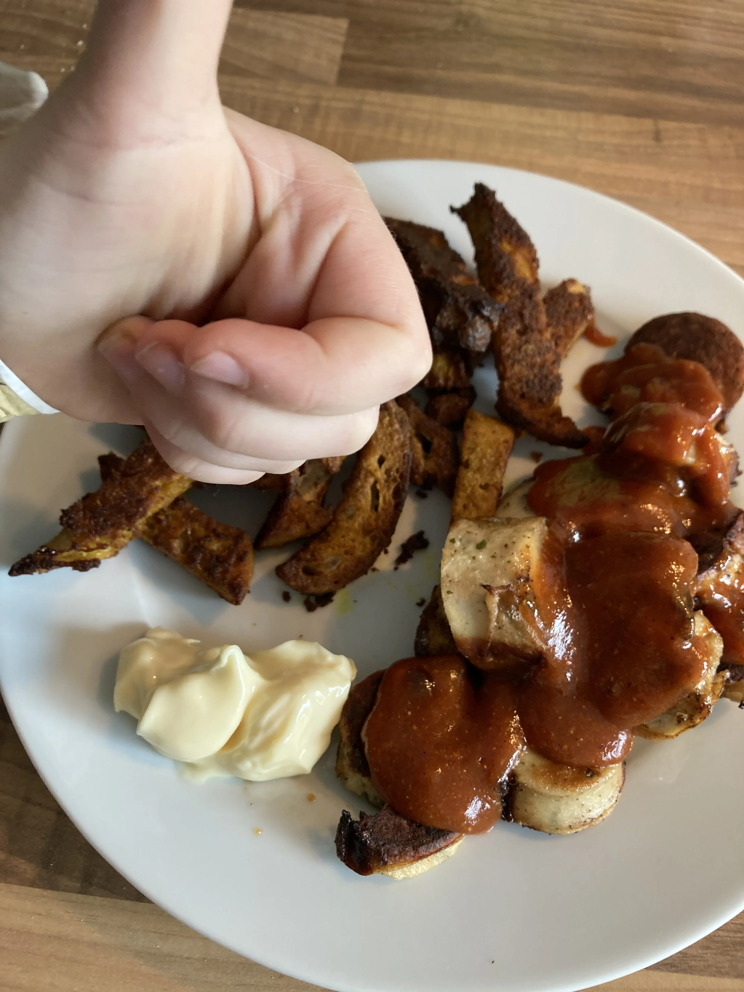 Curryworst met broodfrietjes