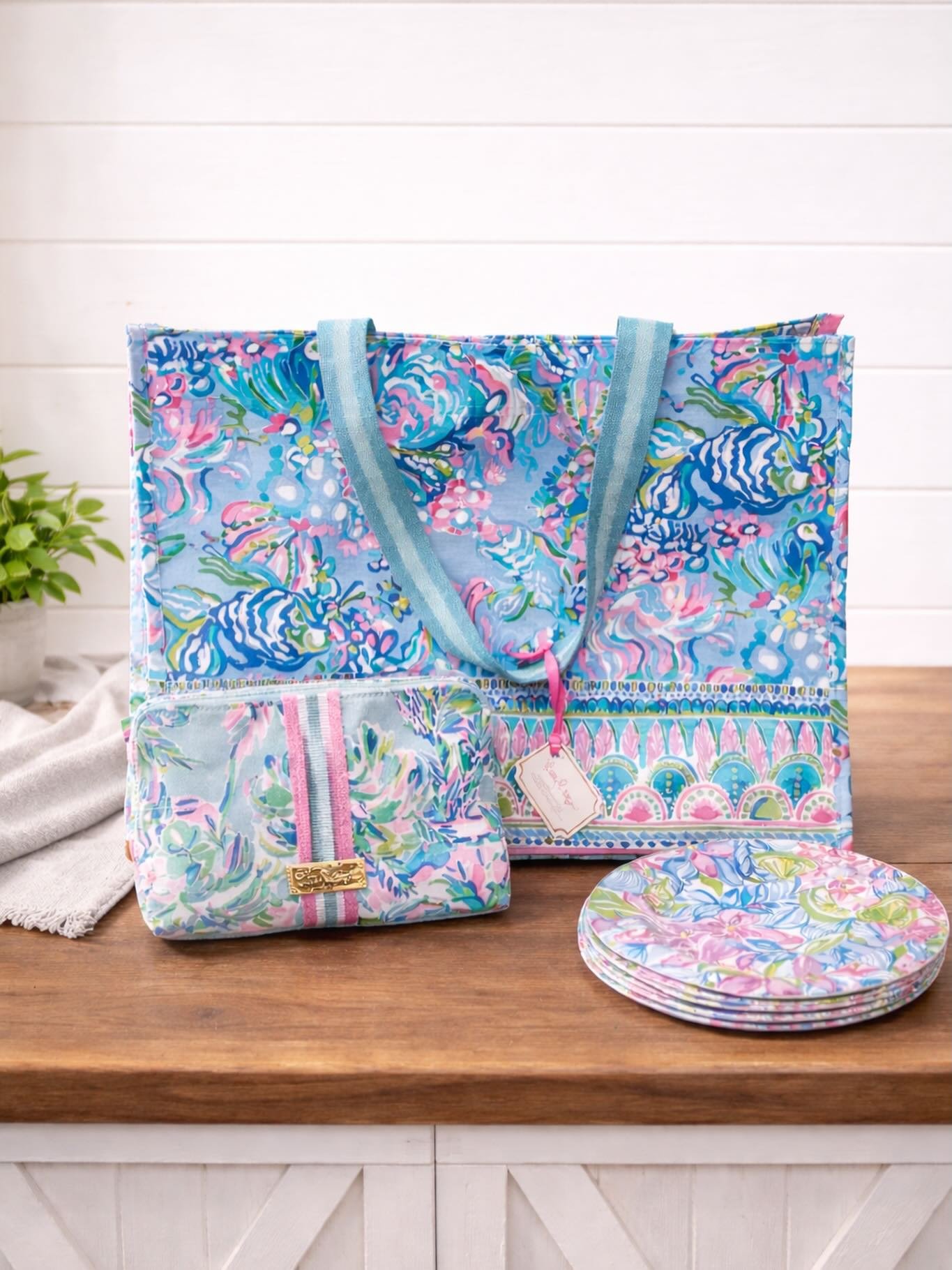 NWT Lilly Pulitzer zipper pouch, $36.95 (retail $64.00)
NWT Lilly Pulitzer tote, $20.95
Set of 4 Lilly Pulitzer plates $24.95