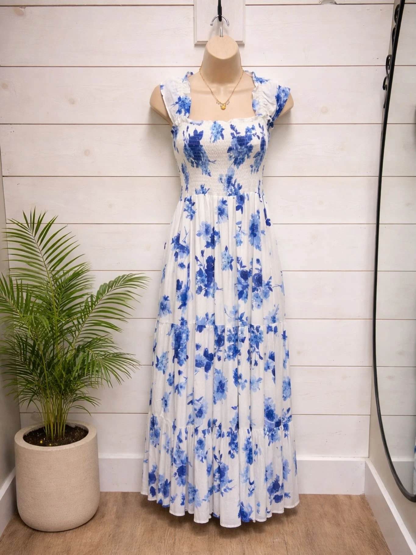 NWT promesa maxi dress, size medium, $32.95
Necklace $26.95