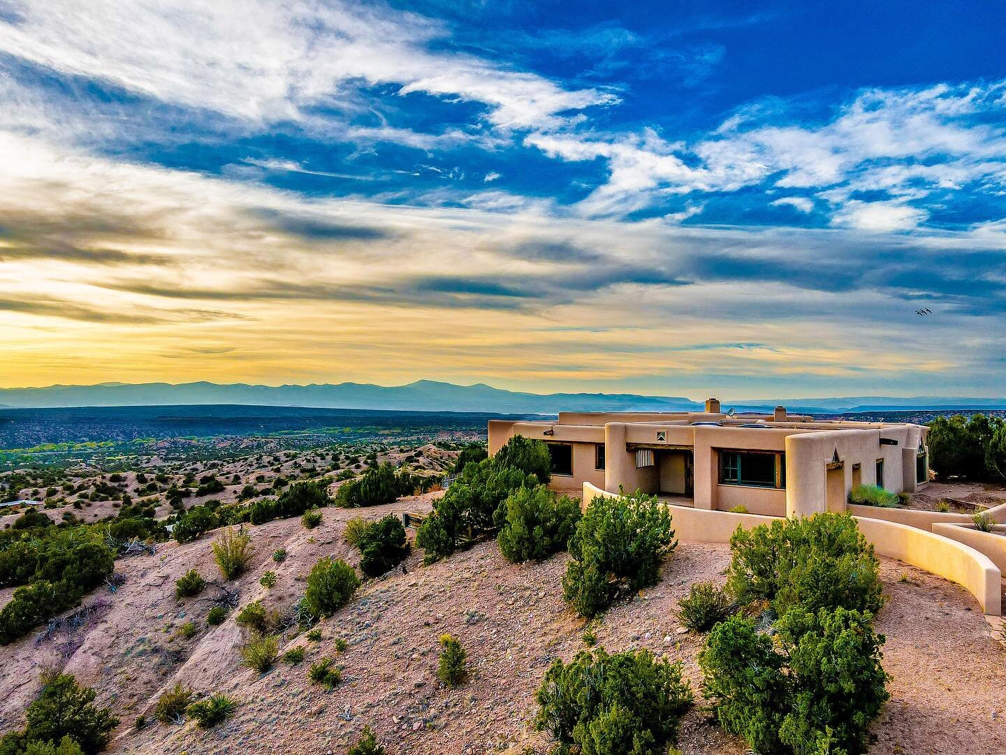 Aerials at Golden Hour 🌅 
.
.
.

#rephoto #rephotography #aerialphotography #aerialrephoto #aerialrealestatephotography #realestatephotography #realestatephoto #drone #realestatemarketing #photographer #howtosantafe #simplysantafe #santafenm #newmex