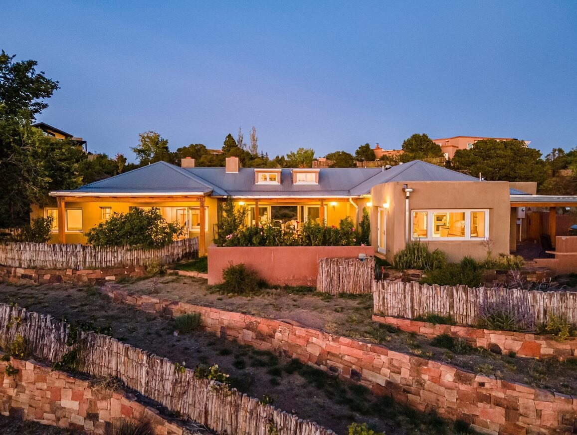 Aerials at Twilight in Santa Fe 🌅
.
.
.
.
.

#realestatephotography #realestate #realestatephotographer #realestateagent #interiordesign #realtor #photography  #luxuryrealestate #realestatemarketing #home #realestatelife #architecturephotography #ph