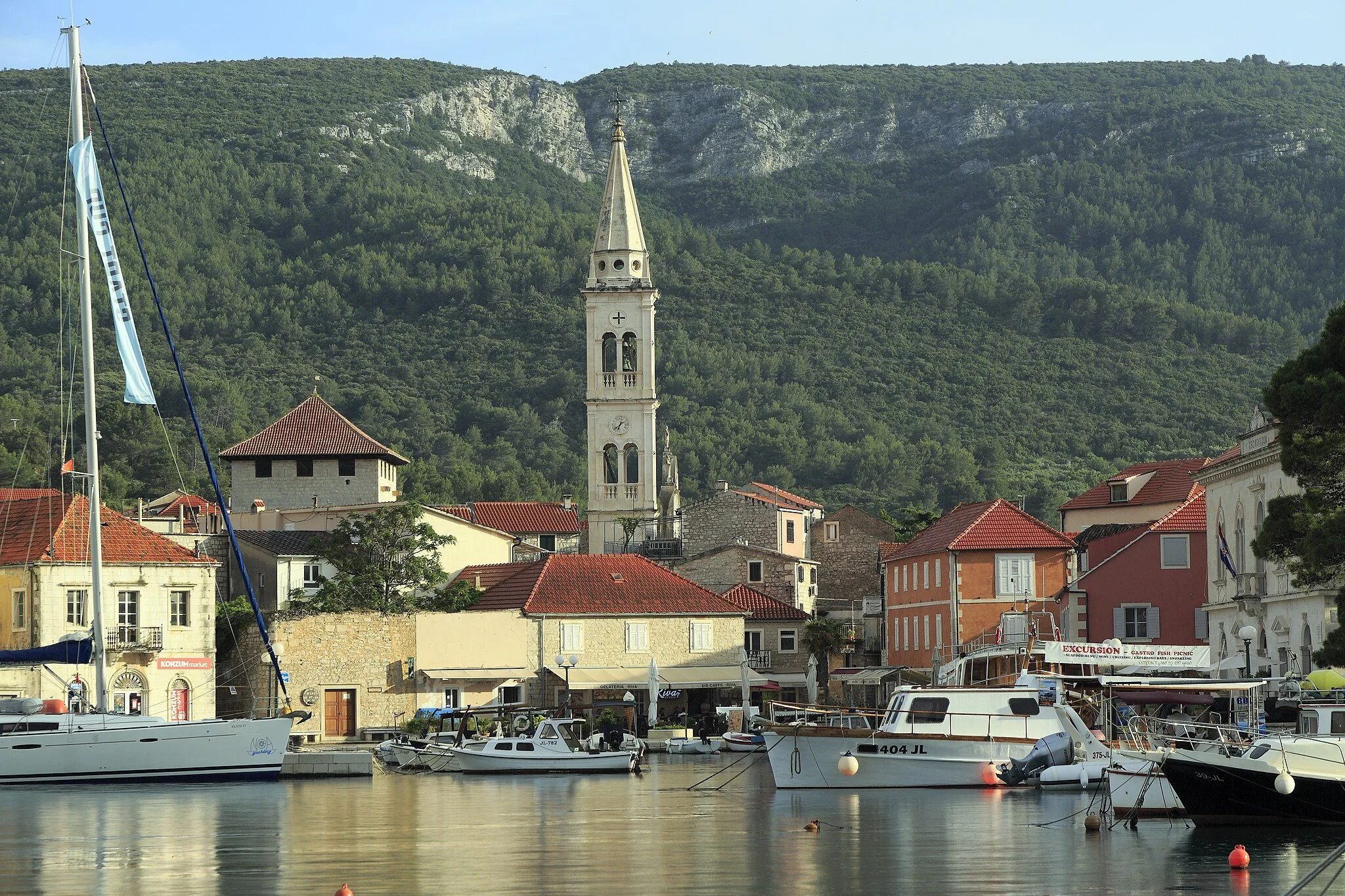 2048px-J35_938_Jelsa,_Innenhafen.jpg