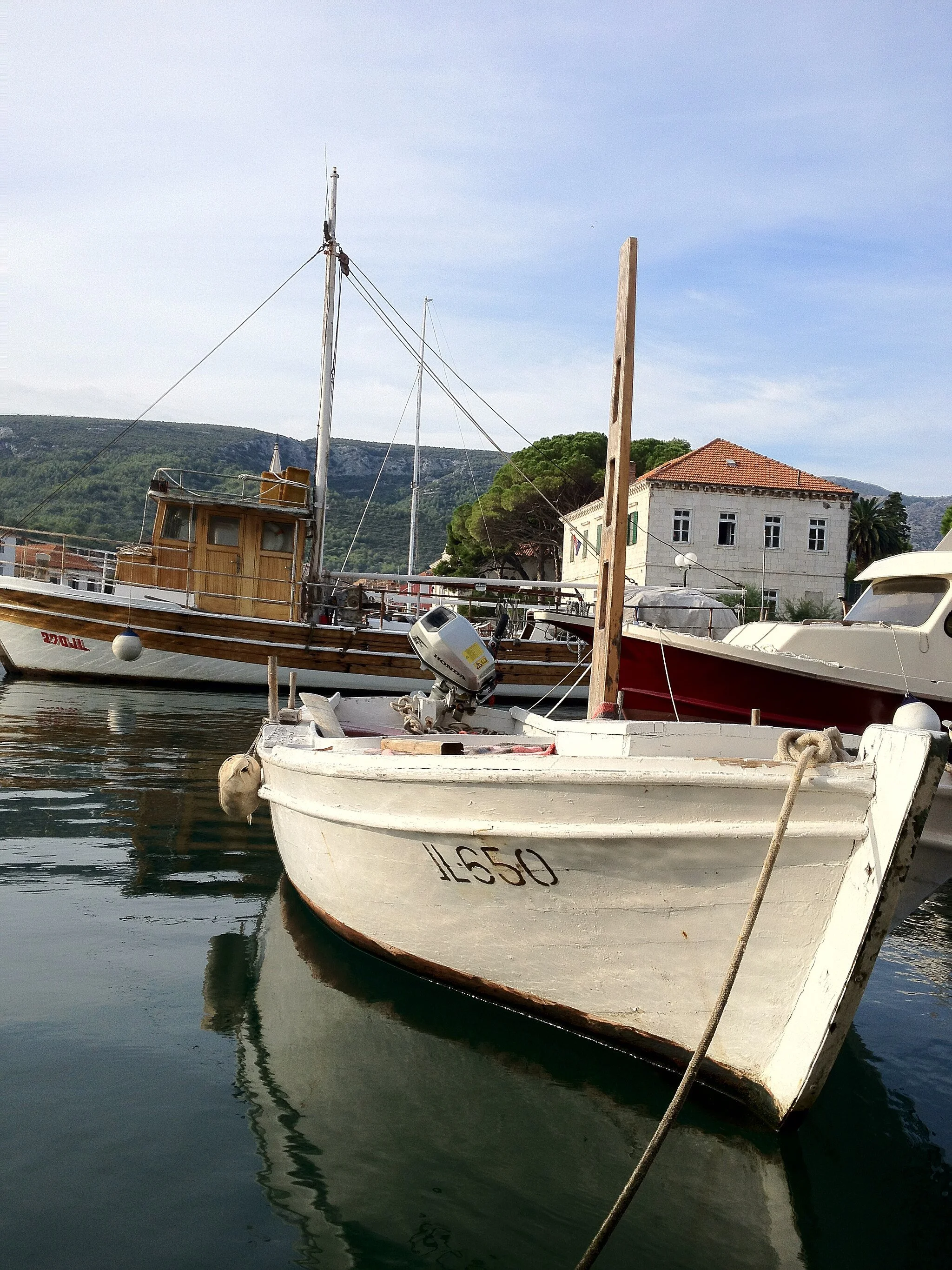 2048px-Jelsa,_Croatia_-_panoramio_(5).jpg