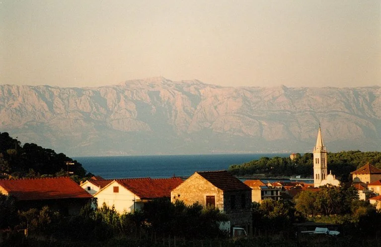 Jelsa_(Hvar)_und_Biokovo.jpg