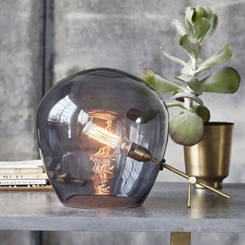 lampe-a-poser-globe-en-verre-fume-et-tige-en-laiton-house-doctor.jpg