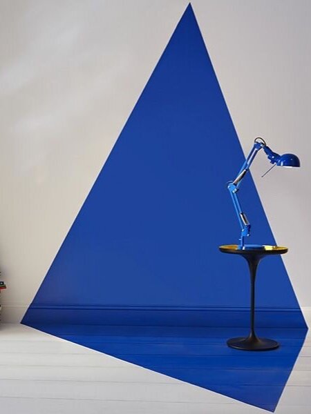 mur+pan+triangle+bleu+klein+electrique.jpg