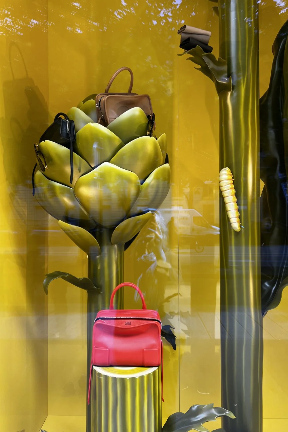 loewe-window-display-xl-artichoke4.jpg